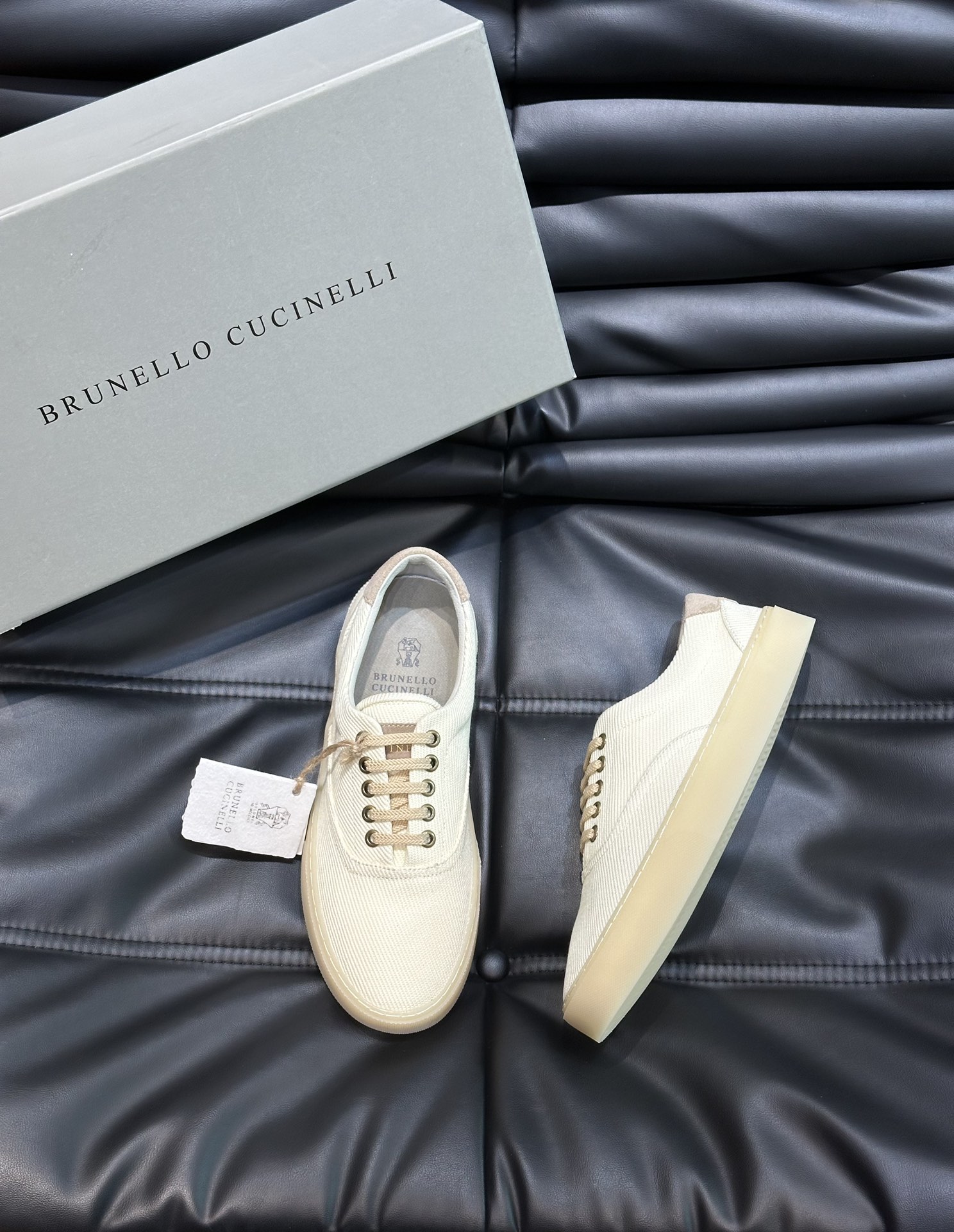 BRUNELLOCUCINELLI/BC新款男士棉质马裤呢胶底鞋休闲鞋这款本季精美色彩的马裤呢胶底鞋以柔