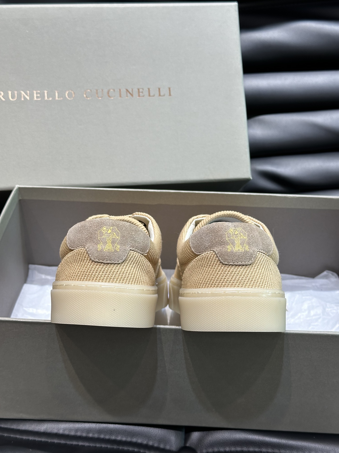 BRUNELLOCUCINELLI/BC新款男士棉质马裤呢胶底鞋休闲鞋这款本季精美色彩的马裤呢胶底鞋以柔