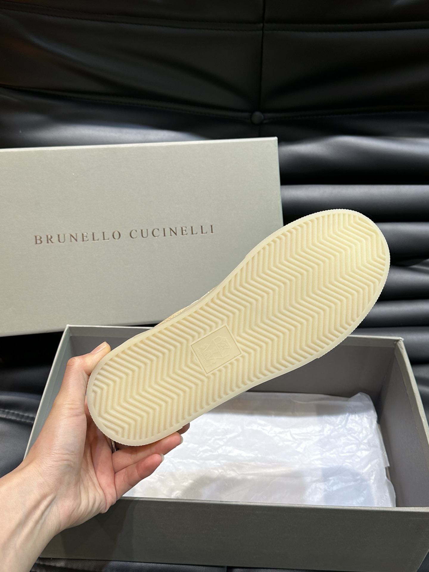 BRUNELLOCUCINELLI/BC新款男士棉质马裤呢胶底鞋休闲鞋这款本季精美色彩的马裤呢胶底鞋以柔