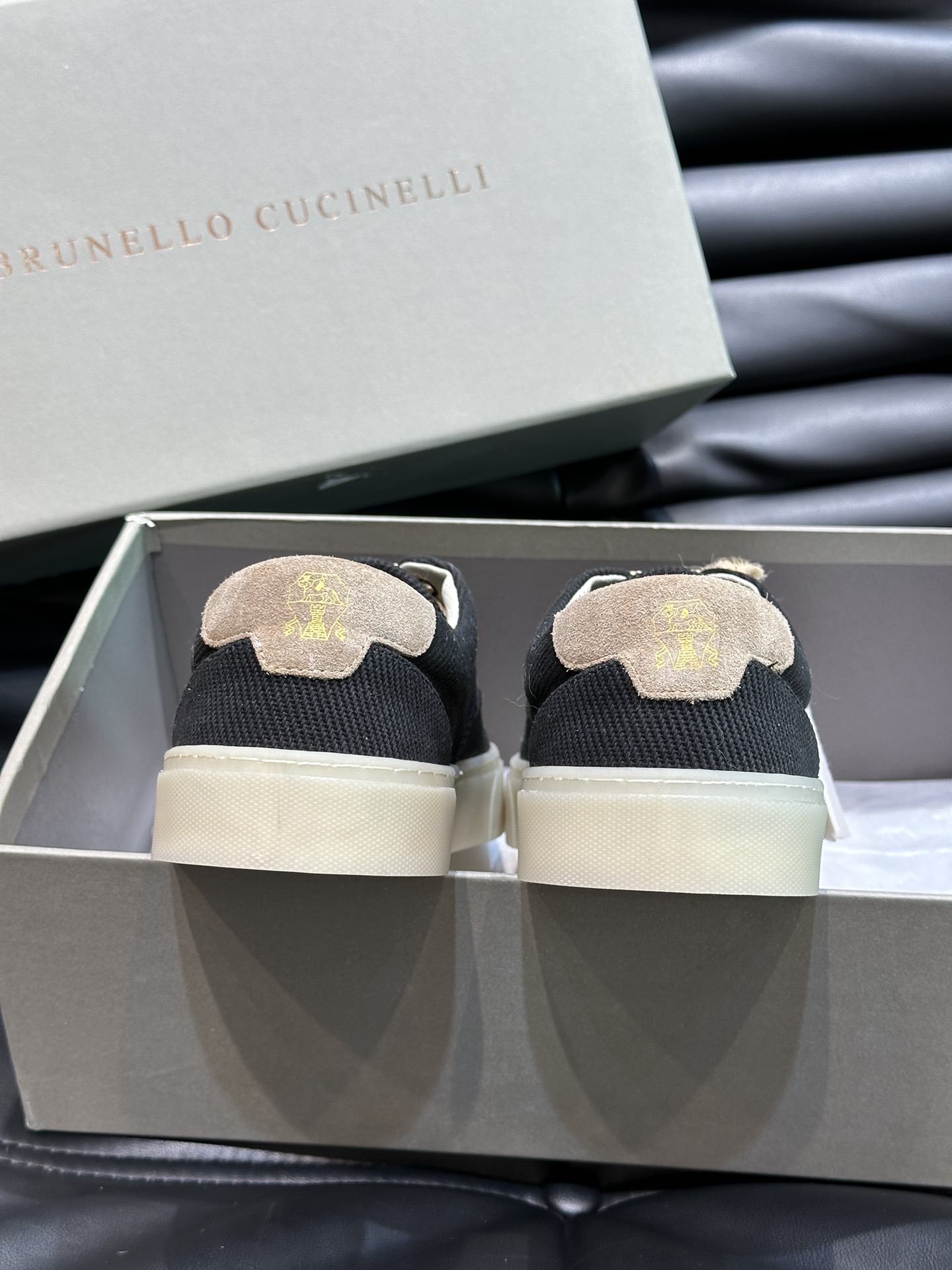 BRUNELLOCUCINELLI/BC新款男士棉质马裤呢胶底鞋休闲鞋这款本季精美色彩的马裤呢胶底鞋以柔