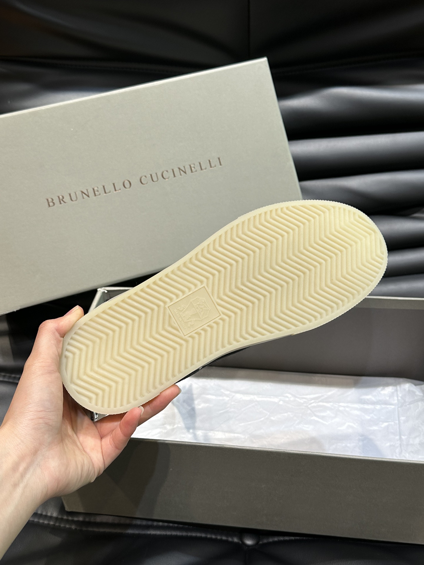 BRUNELLOCUCINELLI/BC新款男士棉质马裤呢胶底鞋休闲鞋这款本季精美色彩的马裤呢胶底鞋以柔