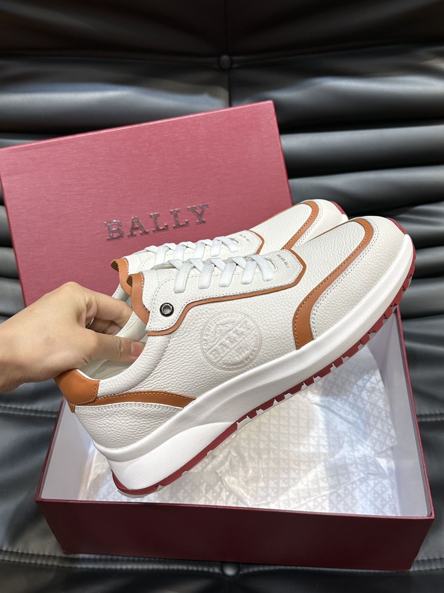 Bally/巴利低帮休闲鞋采用头层牛皮鞋面进口牛皮内里皮质质感细腻光滑有光泽上脚非常轻便舒适Size39