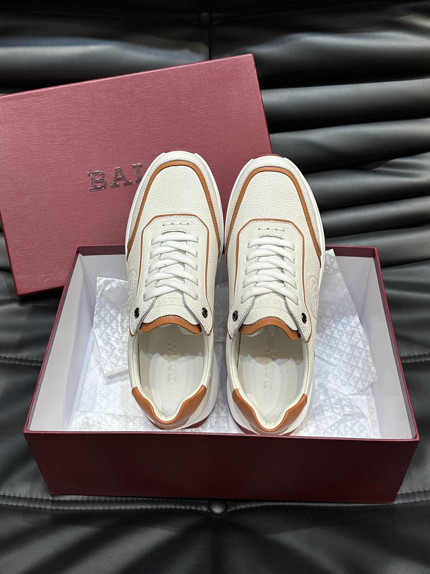 Bally/巴利低帮休闲鞋采用头层牛皮鞋面进口牛皮内里皮质质感细腻光滑有光泽上脚非常轻便舒适Size39