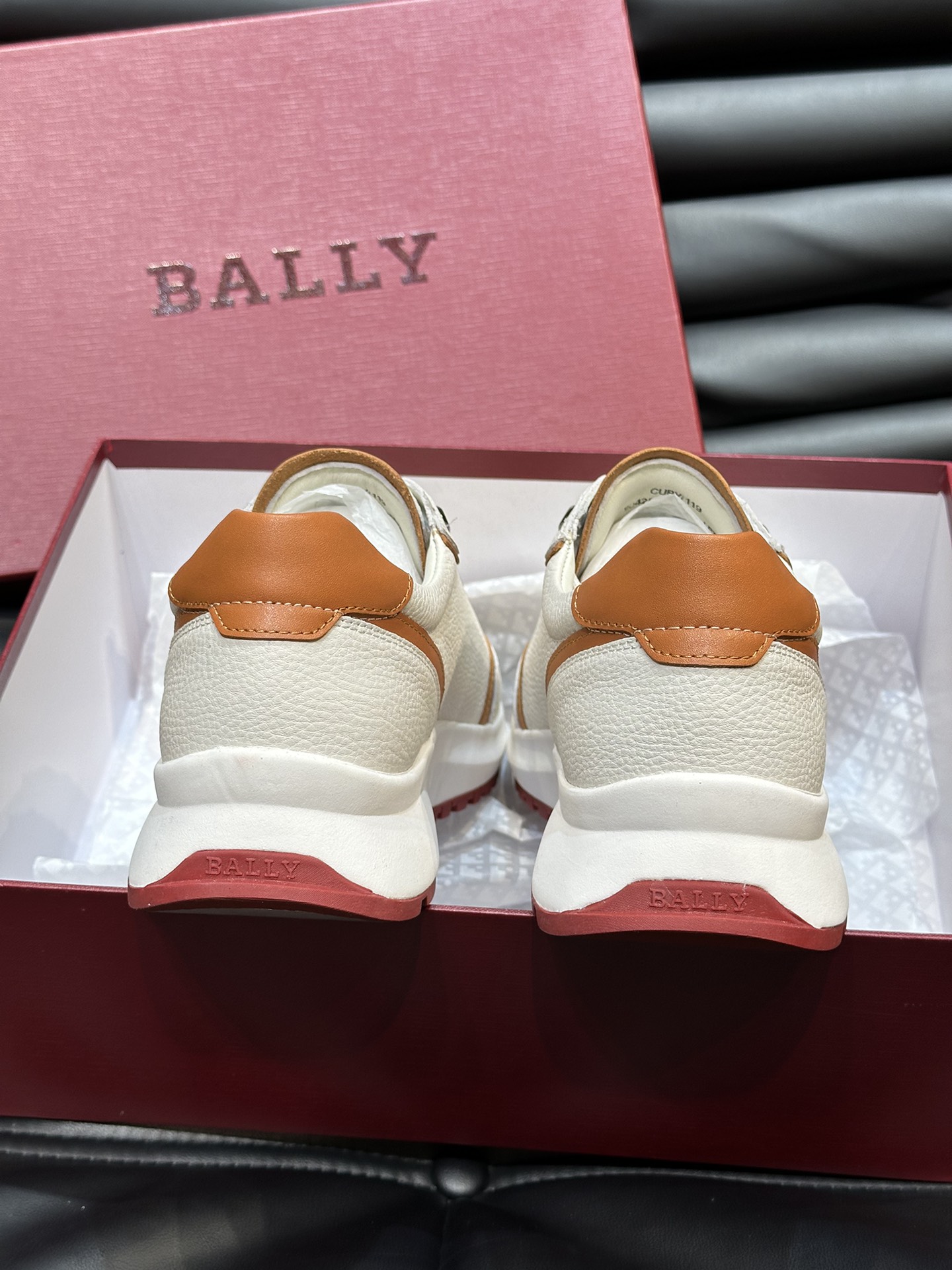 Bally/巴利低帮休闲鞋采用头层牛皮鞋面进口牛皮内里皮质质感细腻光滑有光泽上脚非常轻便舒适Size39