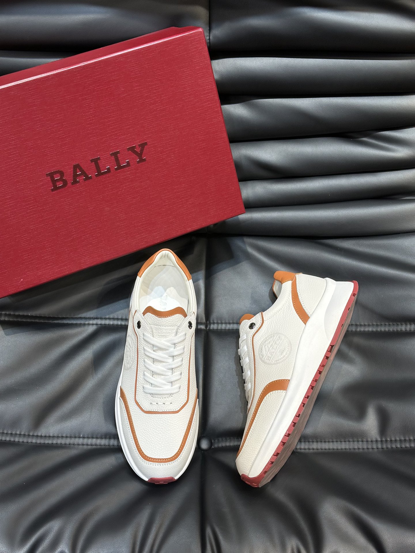 Bally/巴利低帮休闲鞋采用头层牛皮鞋面进口牛皮内里皮质质感细腻光滑有光泽上脚非常轻便舒适Size39