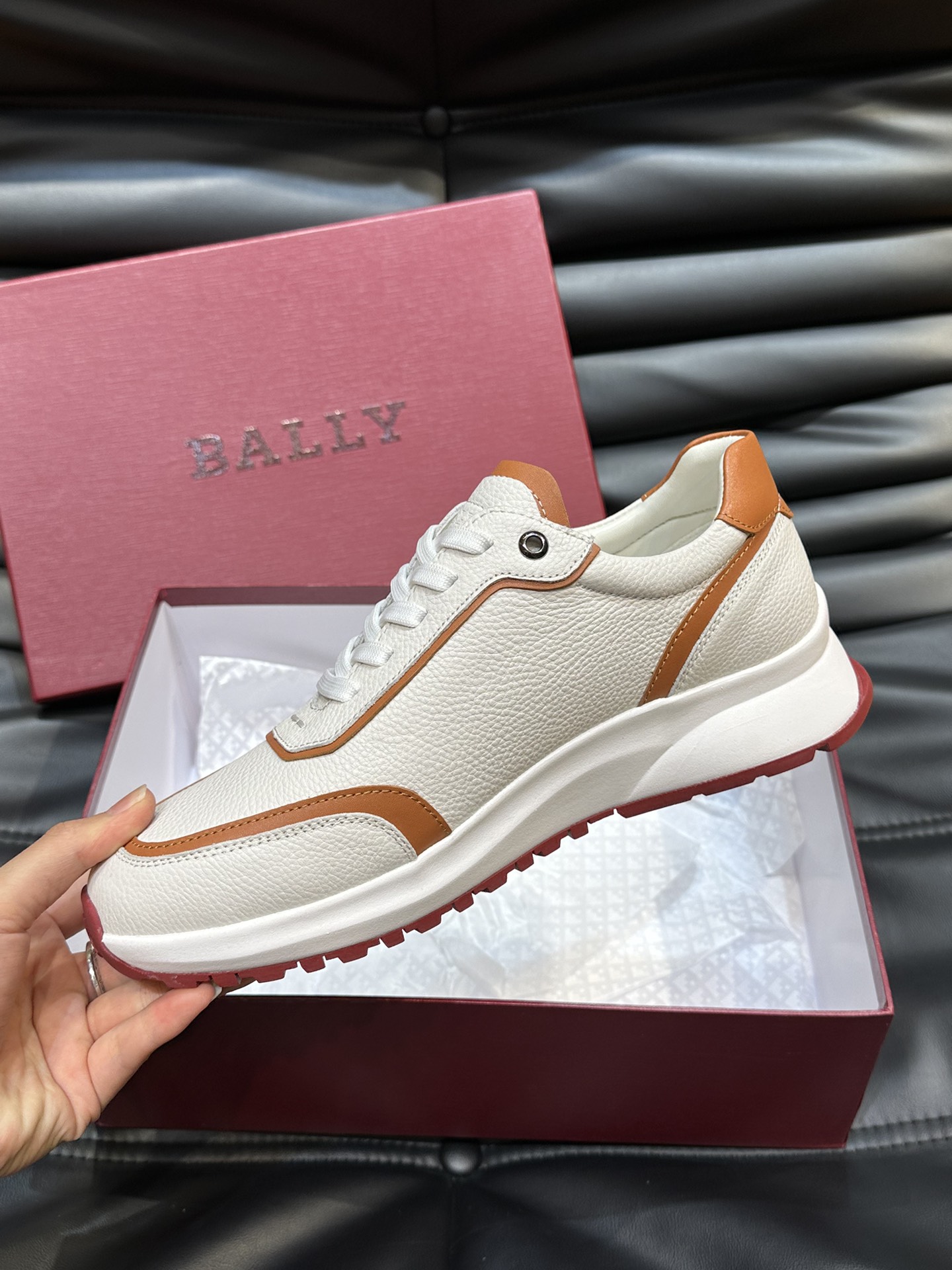 Bally/巴利低帮休闲鞋采用头层牛皮鞋面进口牛皮内里皮质质感细腻光滑有光泽上脚非常轻便舒适Size39