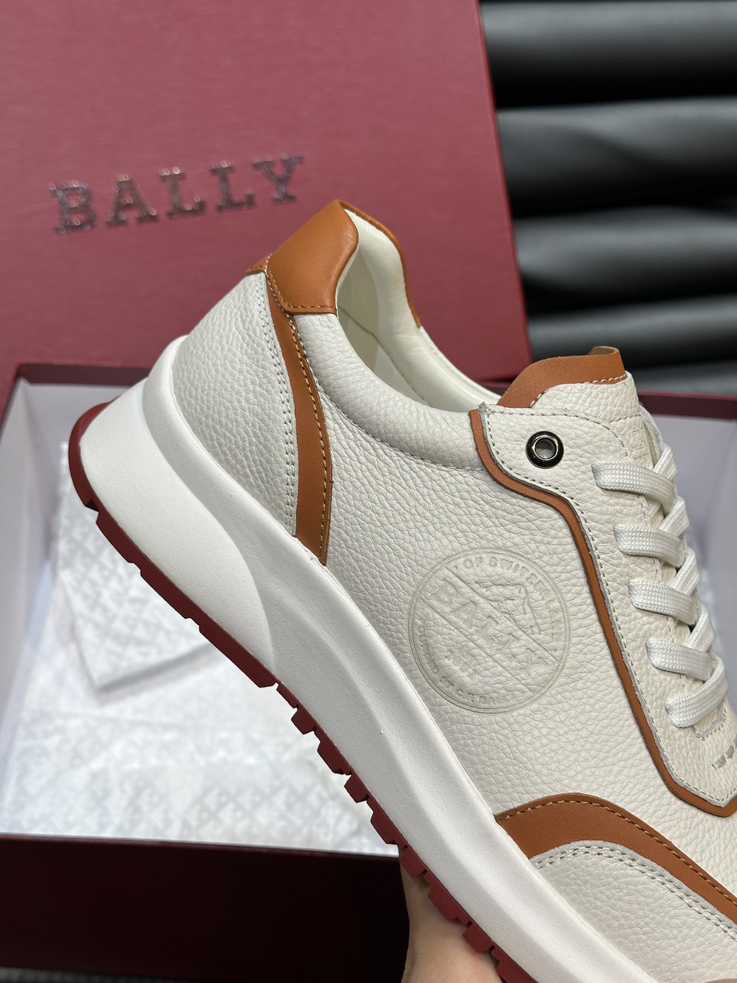 Bally/巴利低帮休闲鞋采用头层牛皮鞋面进口牛皮内里皮质质感细腻光滑有光泽上脚非常轻便舒适Size39