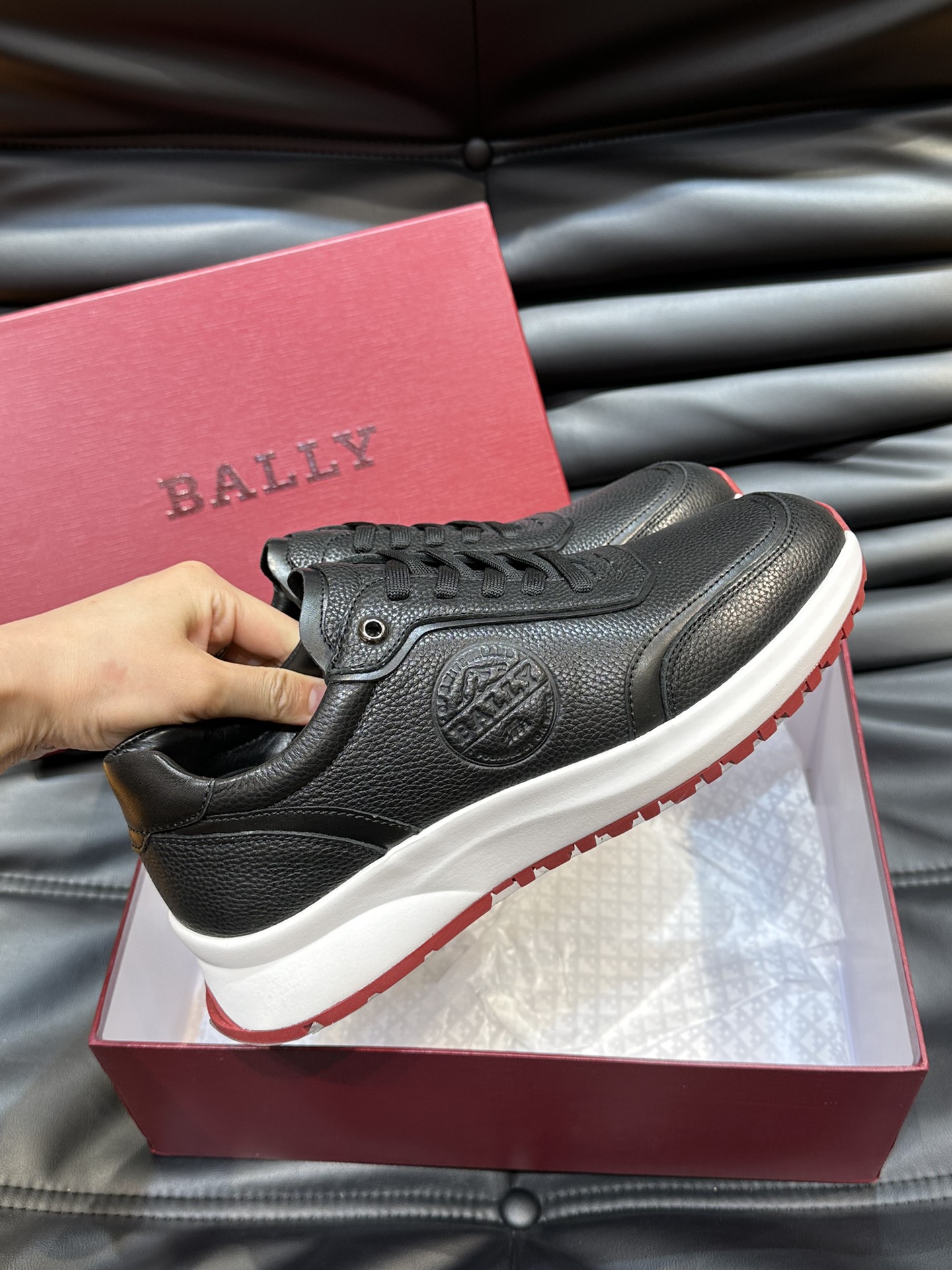 Bally/巴利低帮休闲鞋采用头层牛皮鞋面进口牛皮内里皮质质感细腻光滑有光泽上脚非常轻便舒适Size39