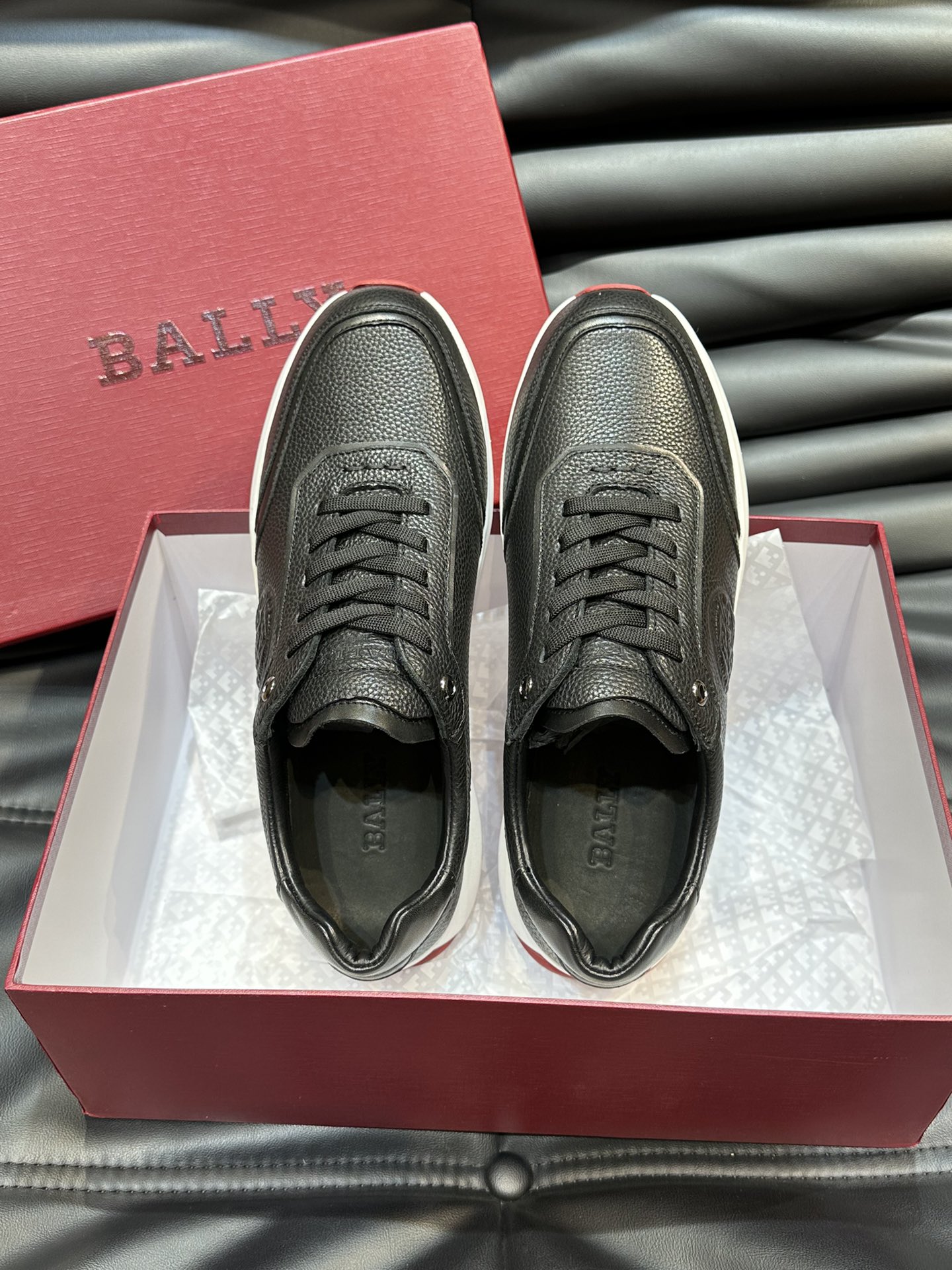 Bally/巴利低帮休闲鞋采用头层牛皮鞋面进口牛皮内里皮质质感细腻光滑有光泽上脚非常轻便舒适Size39