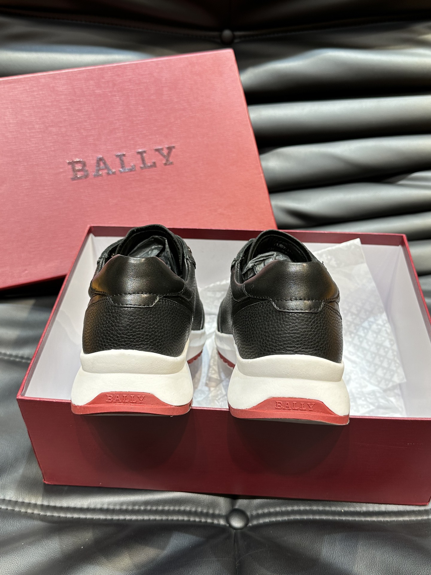 Bally/巴利低帮休闲鞋采用头层牛皮鞋面进口牛皮内里皮质质感细腻光滑有光泽上脚非常轻便舒适Size39