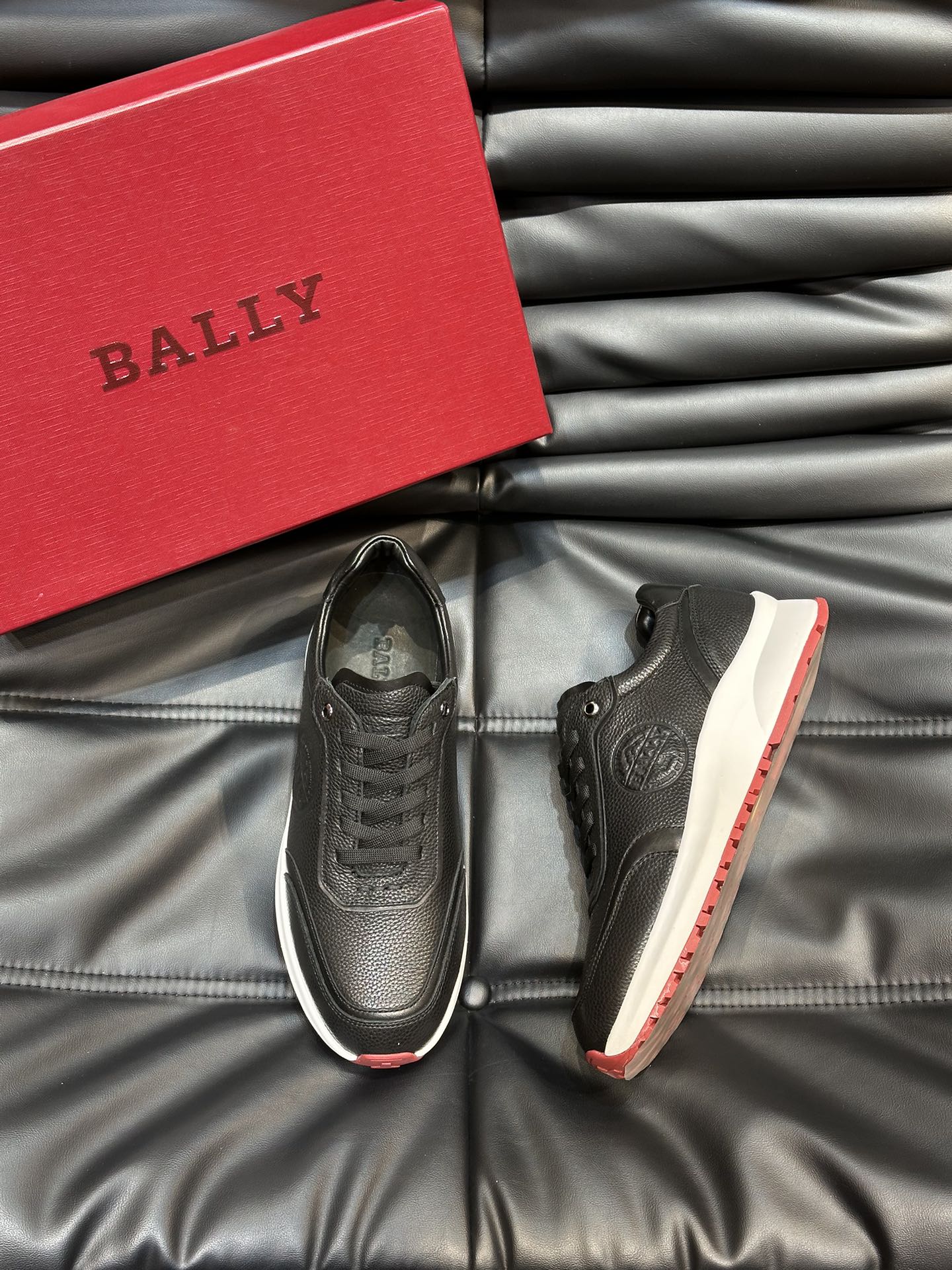 Bally/巴利低帮休闲鞋采用头层牛皮鞋面进口牛皮内里皮质质感细腻光滑有光泽上脚非常轻便舒适Size39