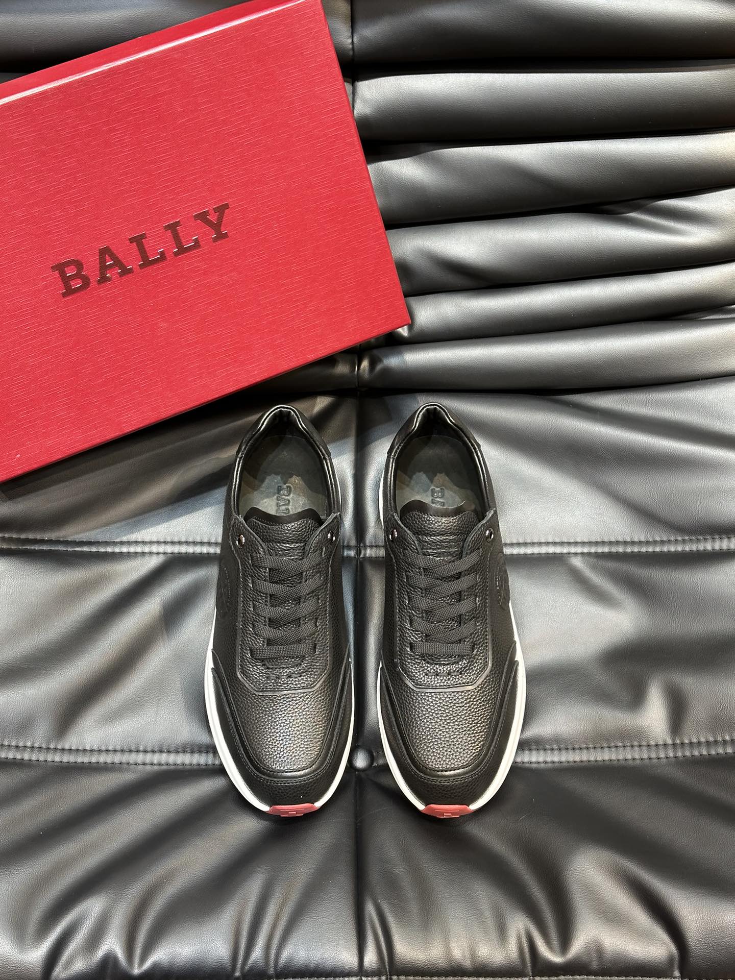 Bally/巴利低帮休闲鞋采用头层牛皮鞋面进口牛皮内里皮质质感细腻光滑有光泽上脚非常轻便舒适Size39