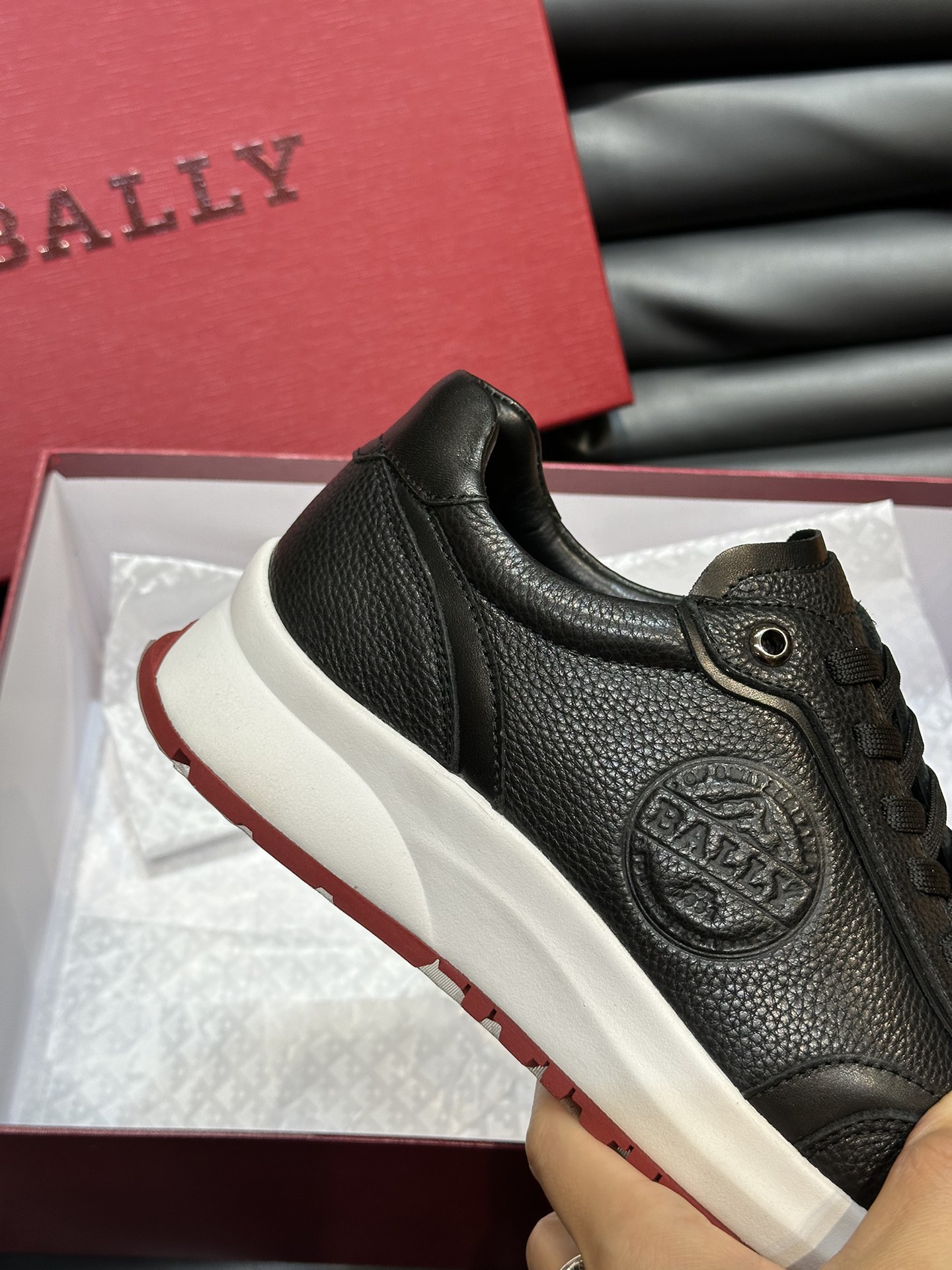 Bally/巴利低帮休闲鞋采用头层牛皮鞋面进口牛皮内里皮质质感细腻光滑有光泽上脚非常轻便舒适Size39