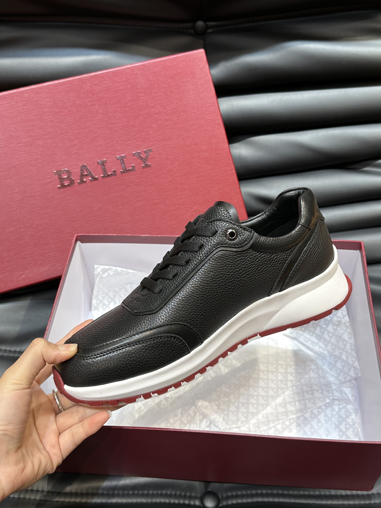 Bally/巴利低帮休闲鞋采用头层牛皮鞋面进口牛皮内里皮质质感细腻光滑有光泽上脚非常轻便舒适Size39