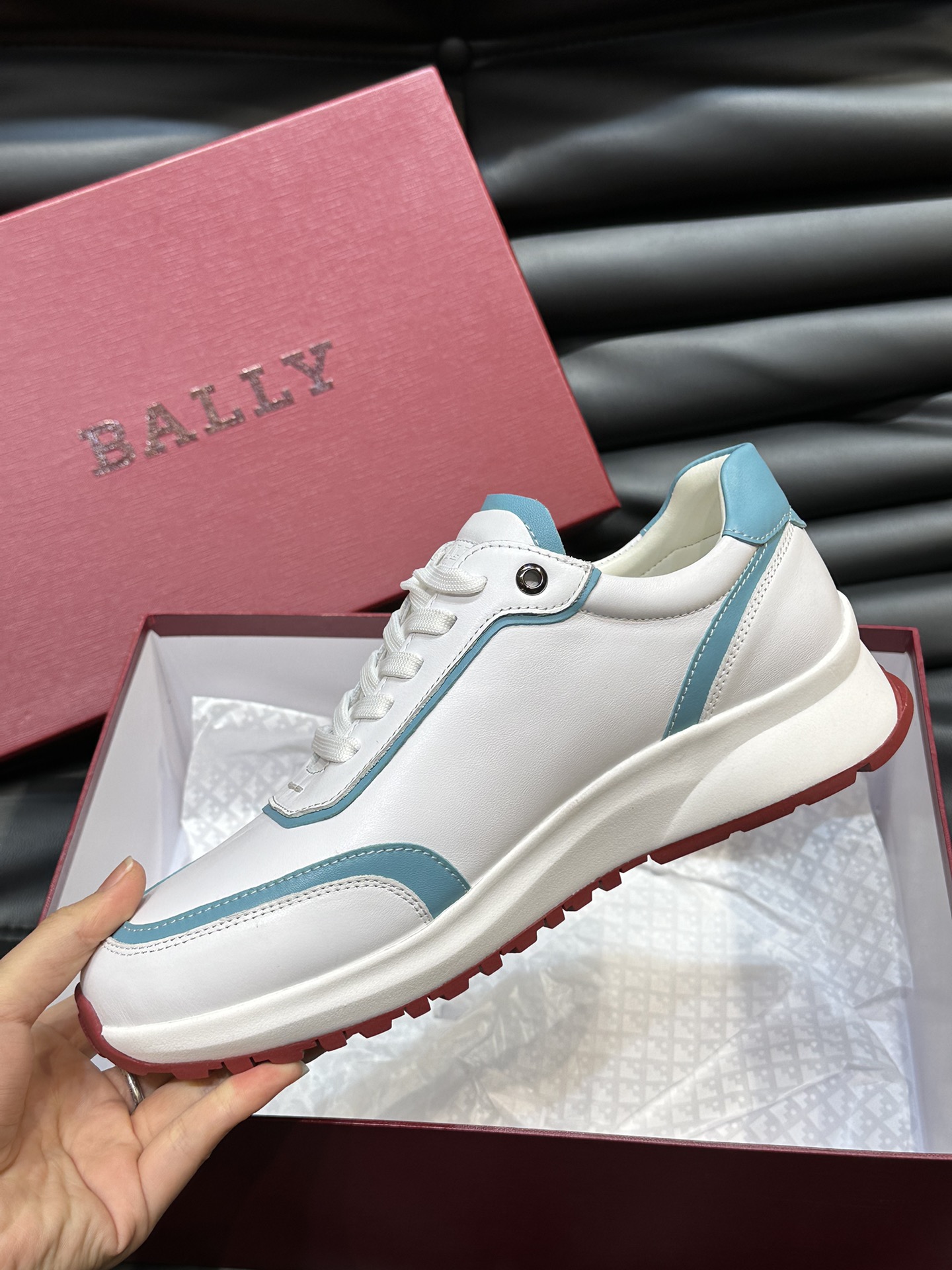 Bally/巴利低帮休闲鞋采用头层牛皮鞋面进口牛皮内里皮质质感细腻光滑有光泽上脚非常轻便舒适Size39