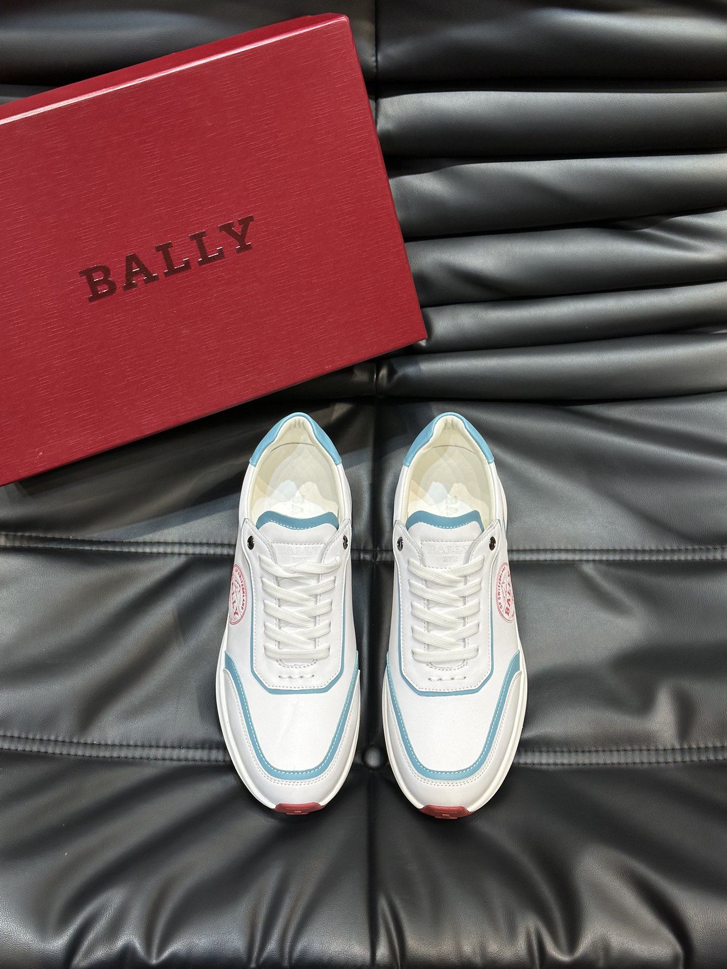 Bally/巴利低帮休闲鞋采用头层牛皮鞋面进口牛皮内里皮质质感细腻光滑有光泽上脚非常轻便舒适Size39