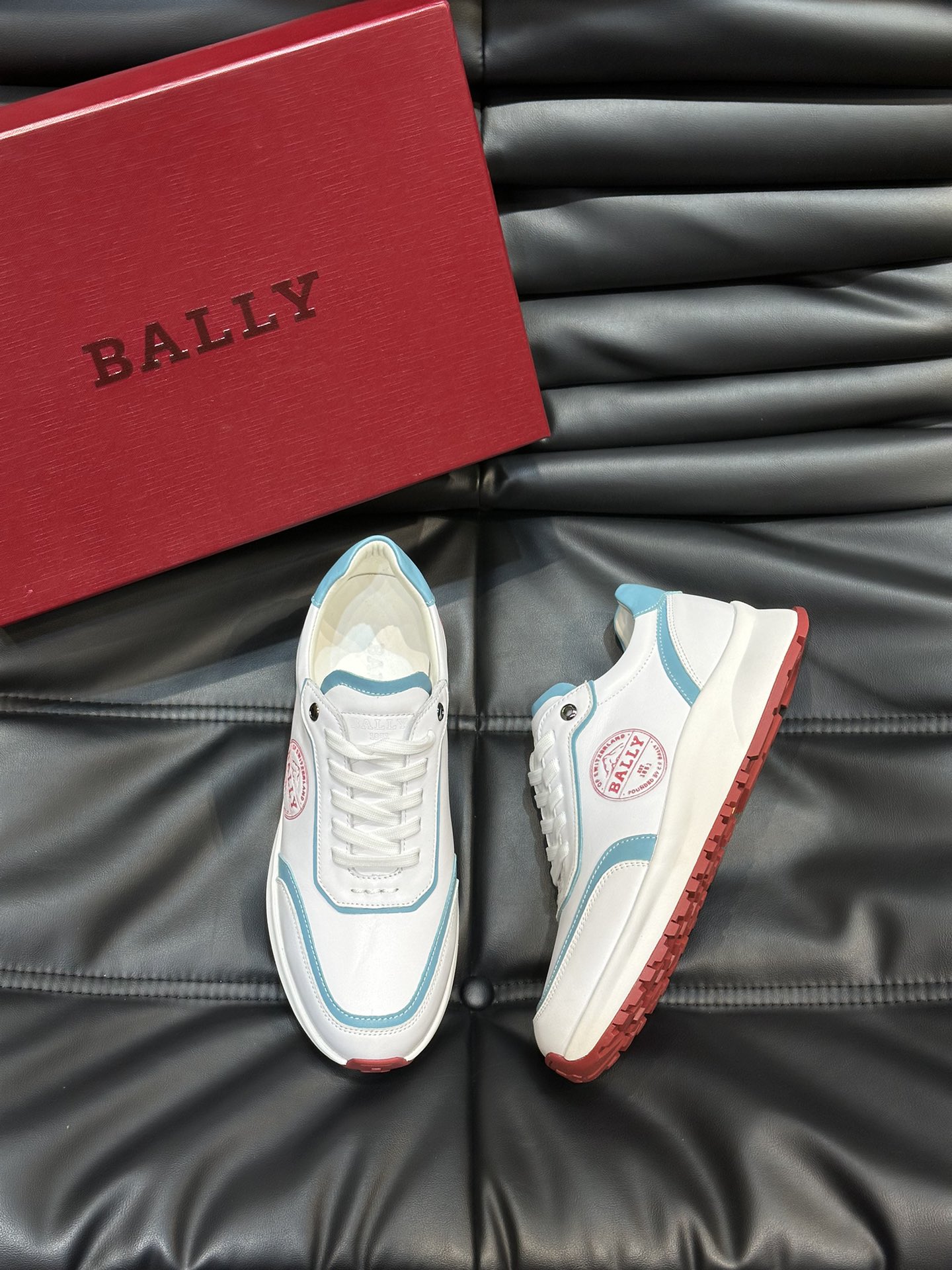 Bally/巴利低帮休闲鞋采用头层牛皮鞋面进口牛皮内里皮质质感细腻光滑有光泽上脚非常轻便舒适Size39