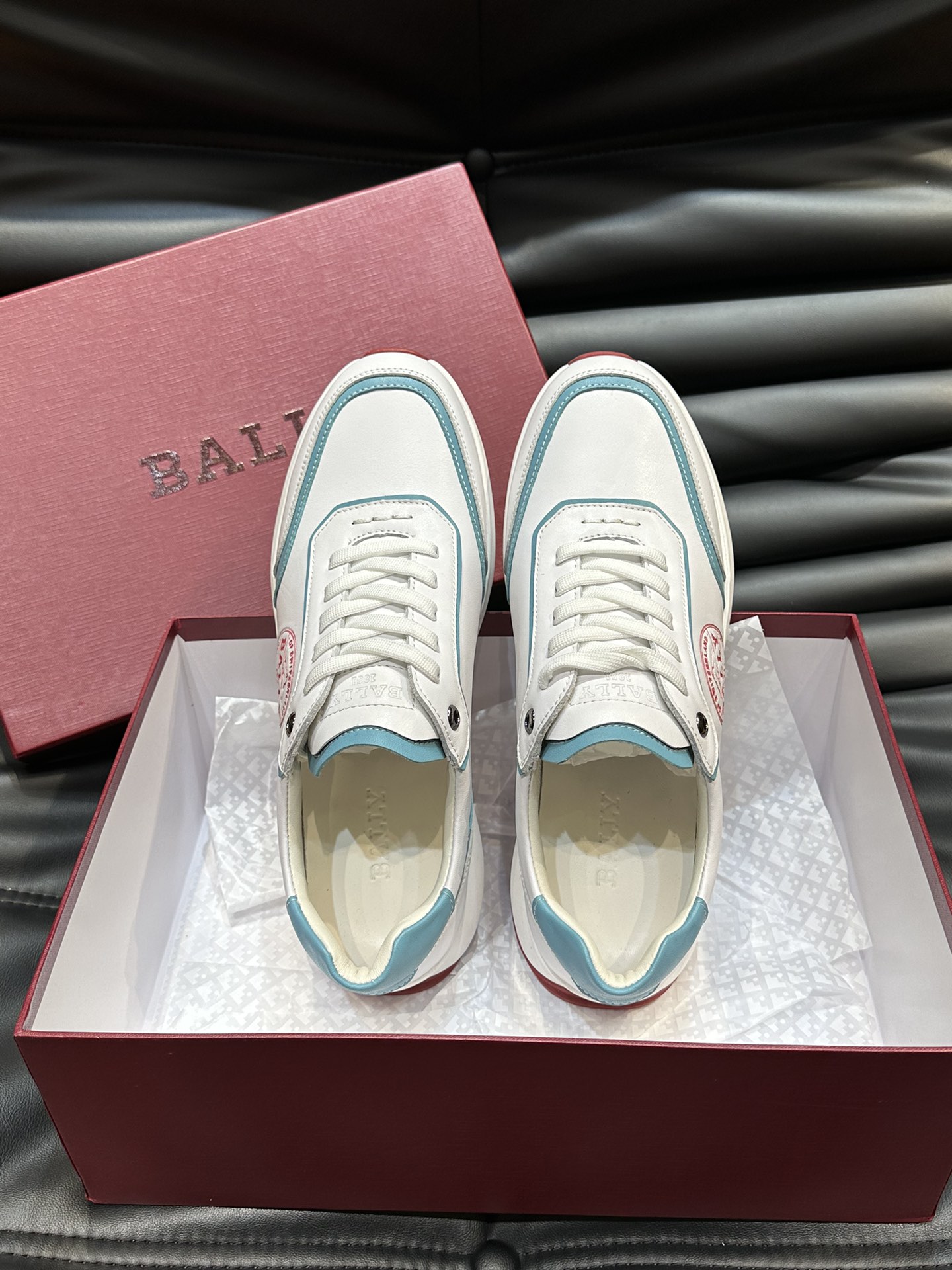 Bally/巴利低帮休闲鞋采用头层牛皮鞋面进口牛皮内里皮质质感细腻光滑有光泽上脚非常轻便舒适Size39