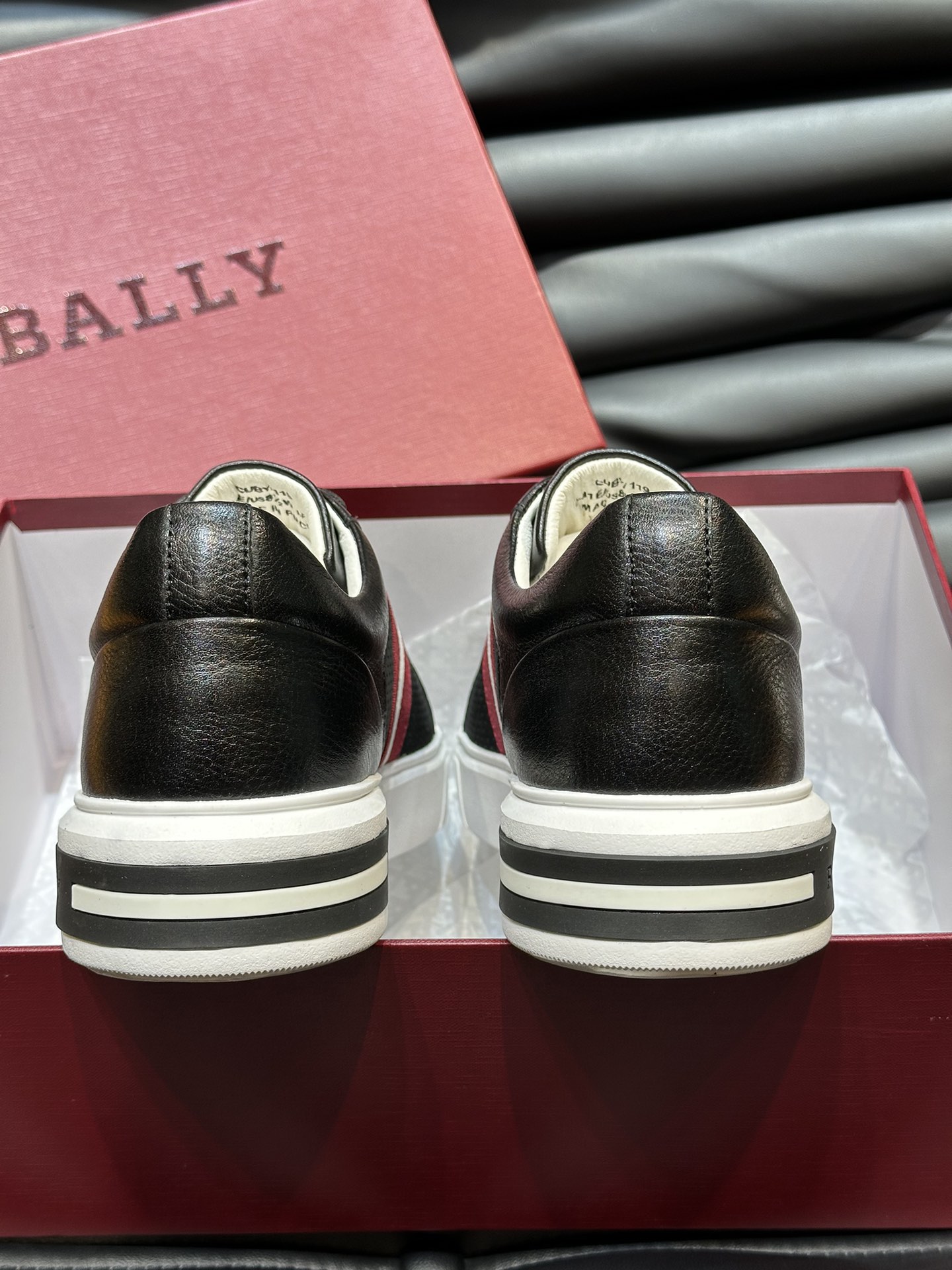 Bally/巴利低帮休闲鞋采用头层牛皮鞋面进口牛皮内里皮质质感细腻光滑有光泽上脚非常轻便舒适Size39