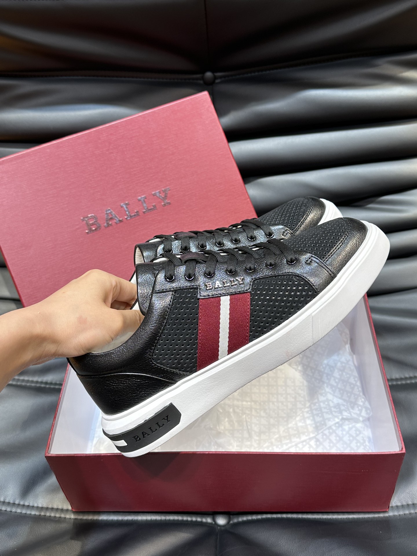 Bally/巴利低帮休闲鞋采用头层牛皮鞋面进口牛皮内里皮质质感细腻光滑有光泽上脚非常轻便舒适Size39