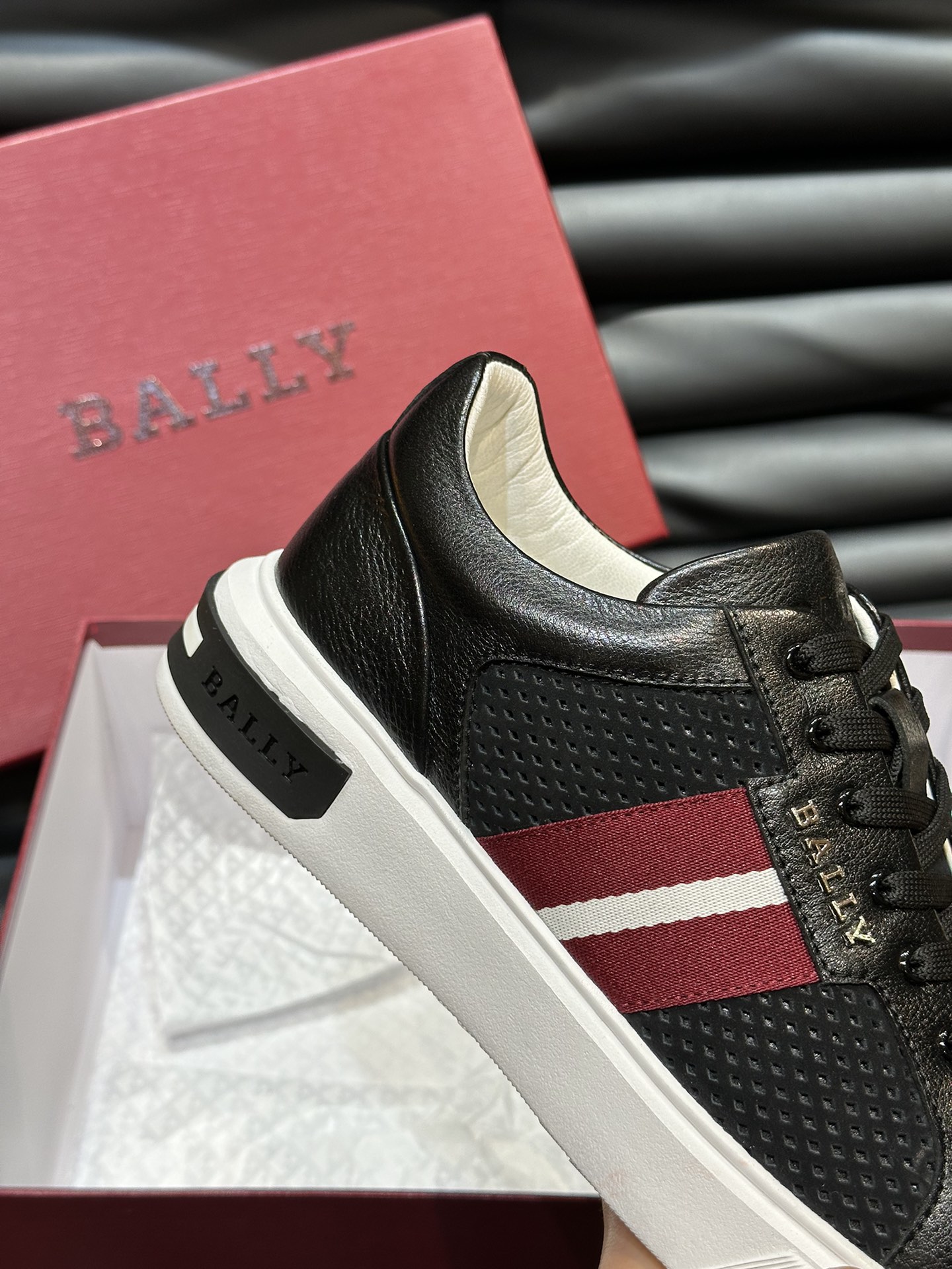 Bally/巴利低帮休闲鞋采用头层牛皮鞋面进口牛皮内里皮质质感细腻光滑有光泽上脚非常轻便舒适Size39