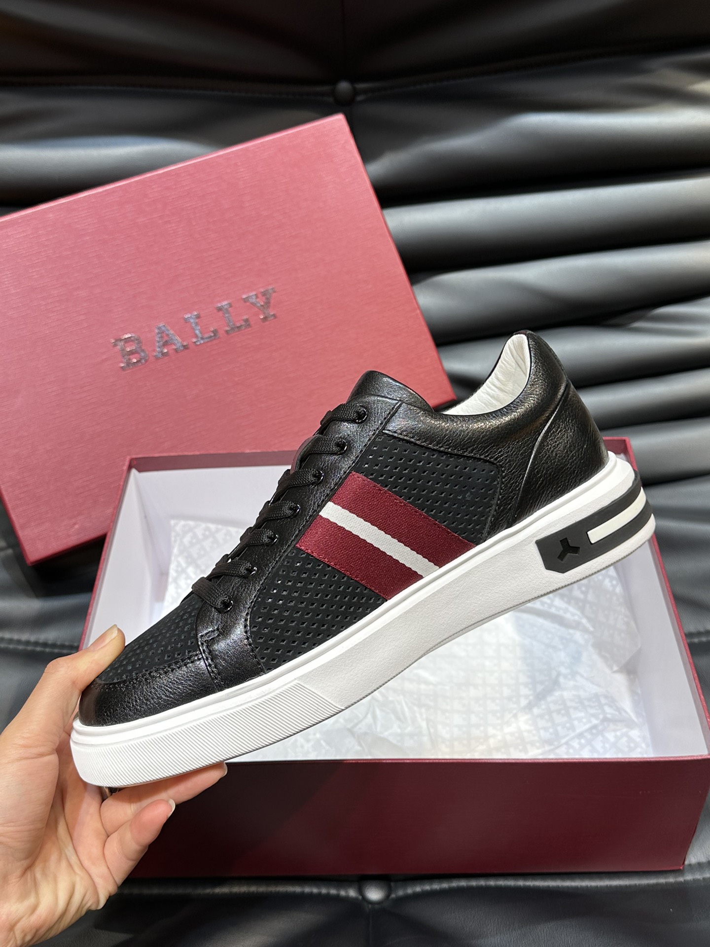 Bally/巴利低帮休闲鞋采用头层牛皮鞋面进口牛皮内里皮质质感细腻光滑有光泽上脚非常轻便舒适Size39