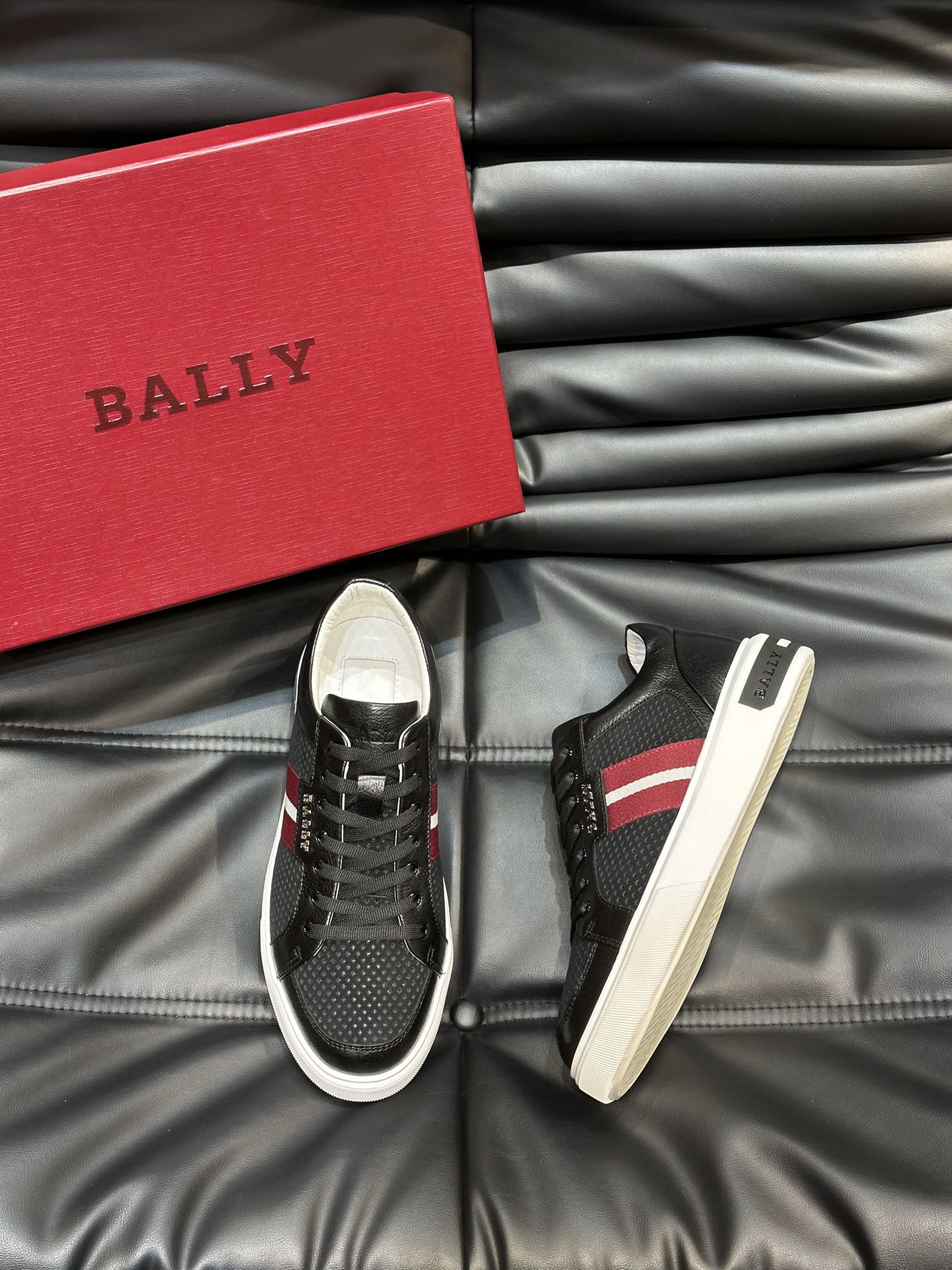 Bally/巴利低帮休闲鞋采用头层牛皮鞋面进口牛皮内里皮质质感细腻光滑有光泽上脚非常轻便舒适Size39