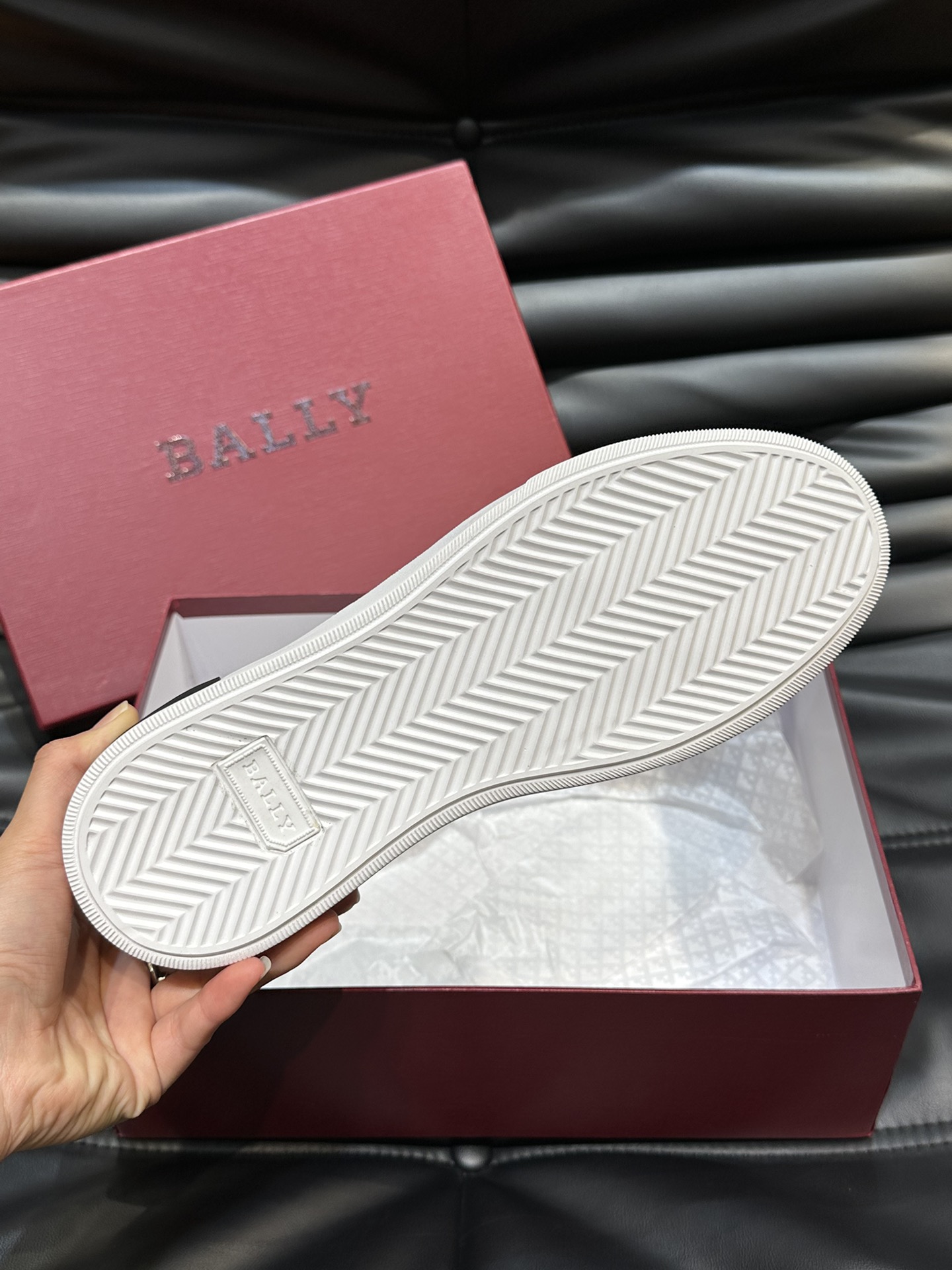 Bally/巴利低帮休闲鞋采用头层牛皮鞋面进口牛皮内里皮质质感细腻光滑有光泽上脚非常轻便舒适Size39