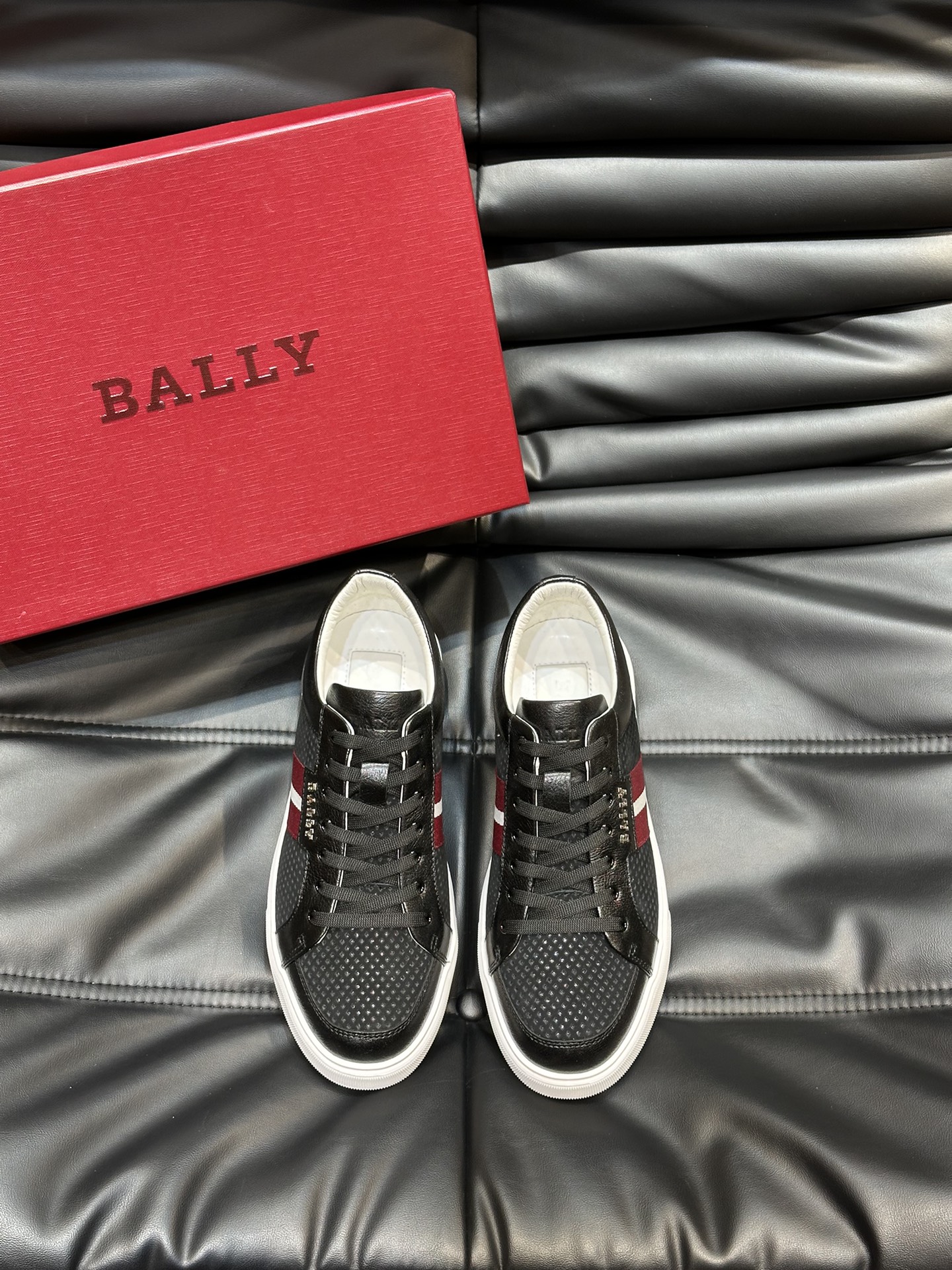 Bally/巴利低帮休闲鞋采用头层牛皮鞋面进口牛皮内里皮质质感细腻光滑有光泽上脚非常轻便舒适Size39