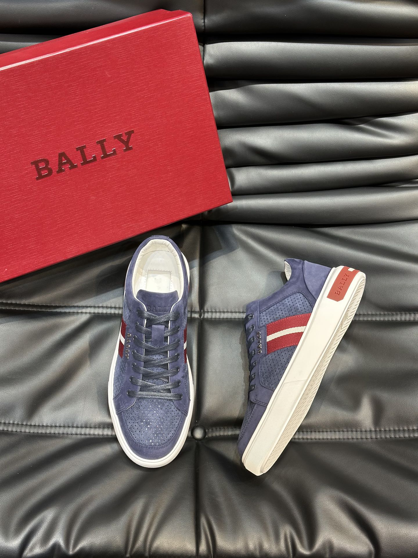 Bally/巴利低帮休闲鞋采用头层牛皮鞋面进口牛皮内里皮质质感细腻光滑有光泽上脚非常轻便舒适Size39