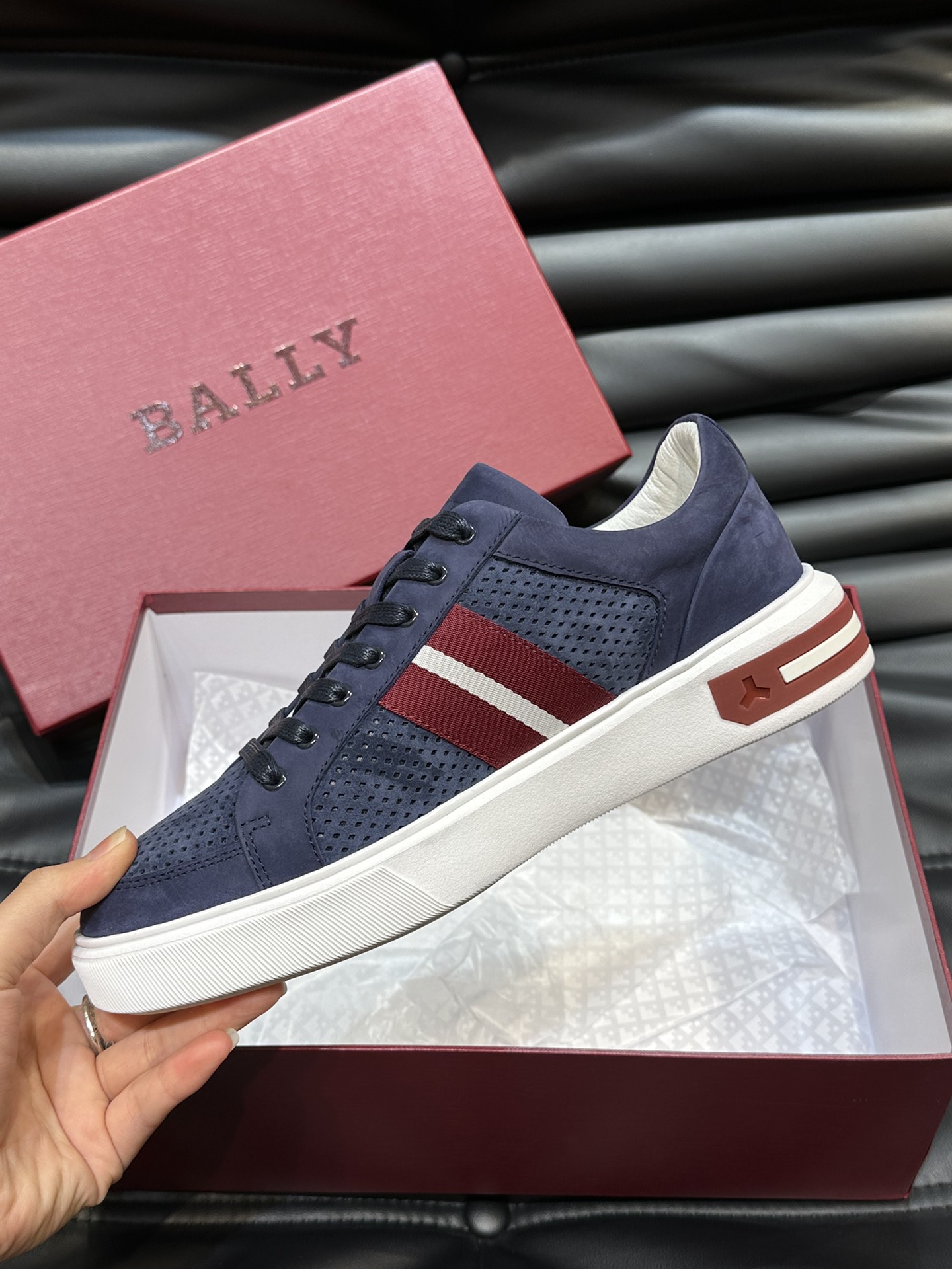 Bally/巴利低帮休闲鞋采用头层牛皮鞋面进口牛皮内里皮质质感细腻光滑有光泽上脚非常轻便舒适Size39