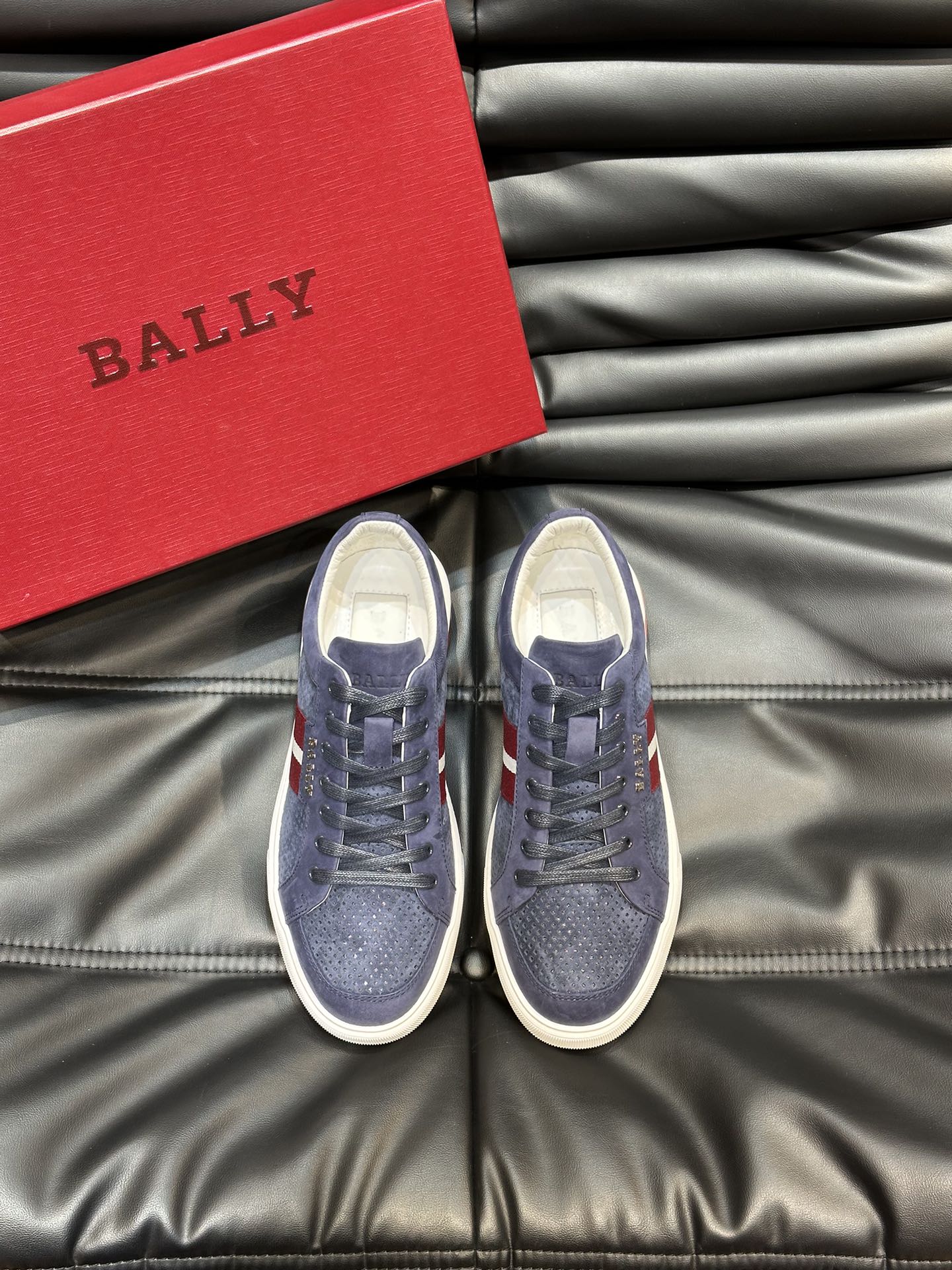 Bally/巴利低帮休闲鞋采用头层牛皮鞋面进口牛皮内里皮质质感细腻光滑有光泽上脚非常轻便舒适Size39