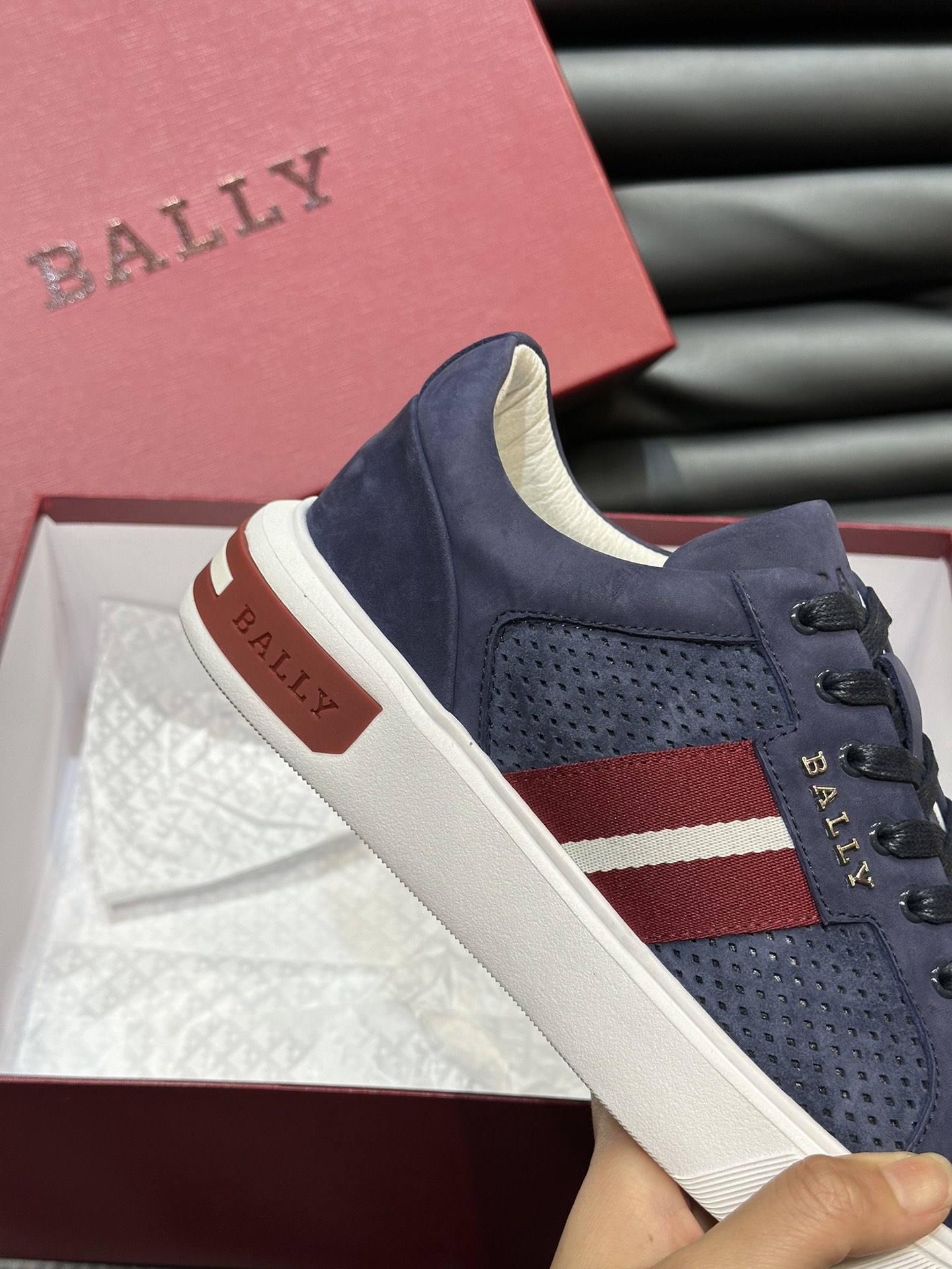 Bally/巴利低帮休闲鞋采用头层牛皮鞋面进口牛皮内里皮质质感细腻光滑有光泽上脚非常轻便舒适Size39