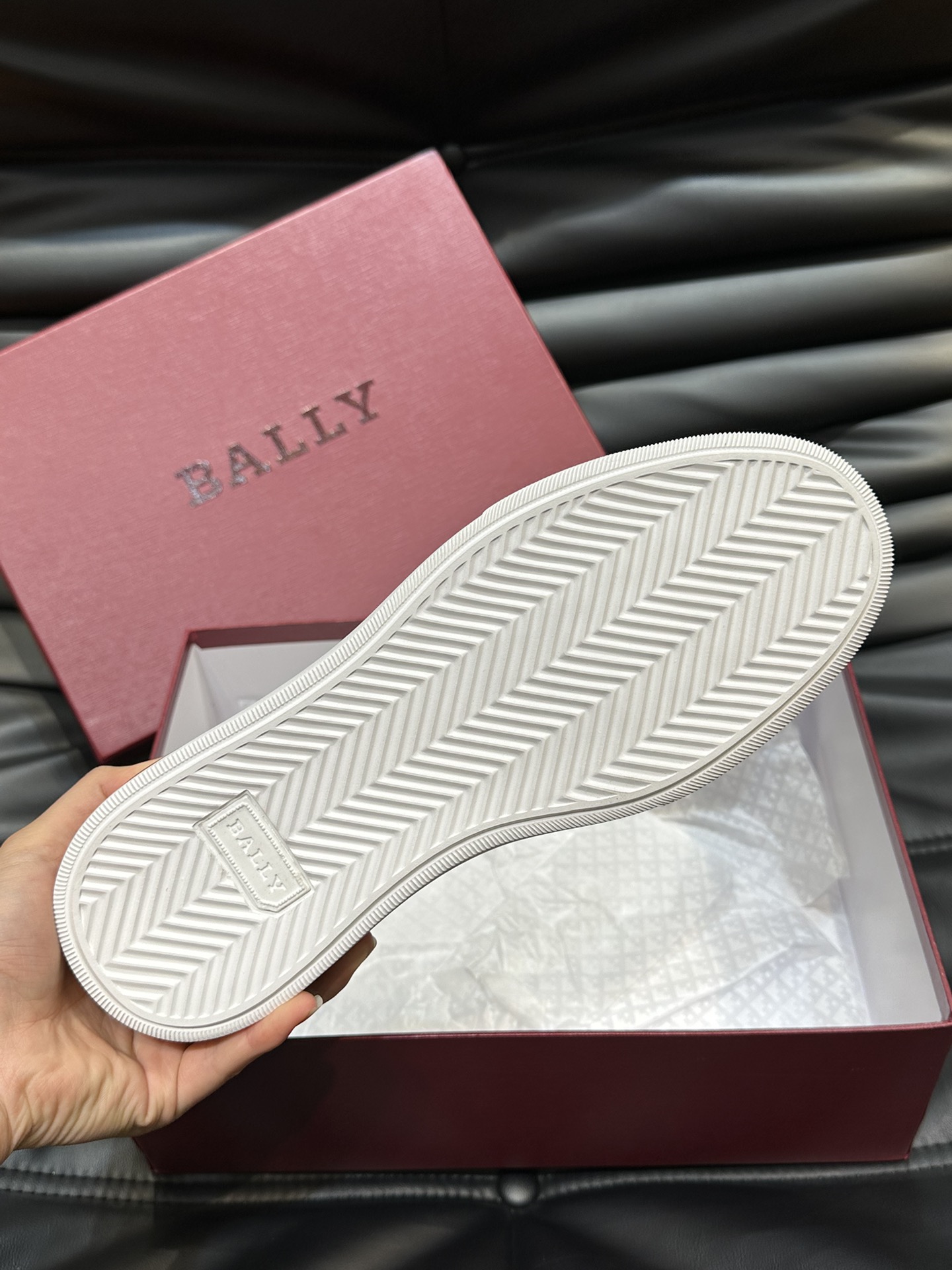 Bally/巴利低帮休闲鞋采用头层牛皮鞋面进口牛皮内里皮质质感细腻光滑有光泽上脚非常轻便舒适Size39