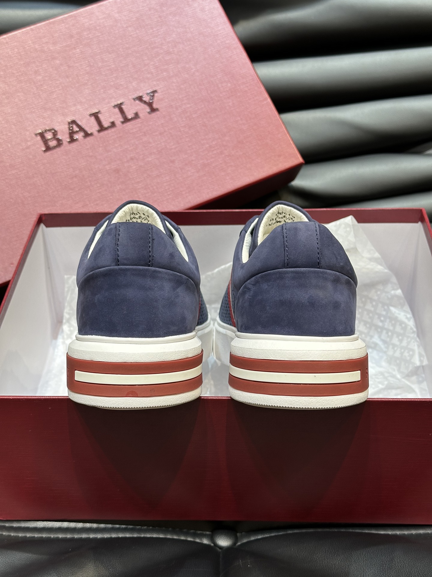 Bally/巴利低帮休闲鞋采用头层牛皮鞋面进口牛皮内里皮质质感细腻光滑有光泽上脚非常轻便舒适Size39