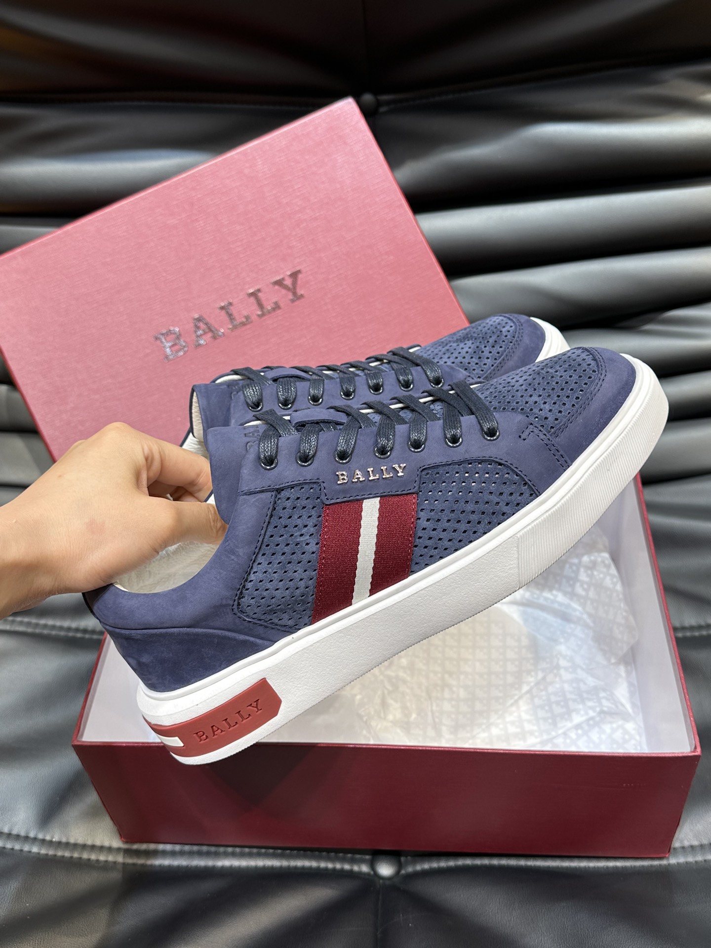 Bally/巴利低帮休闲鞋采用头层牛皮鞋面进口牛皮内里皮质质感细腻光滑有光泽上脚非常轻便舒适Size39