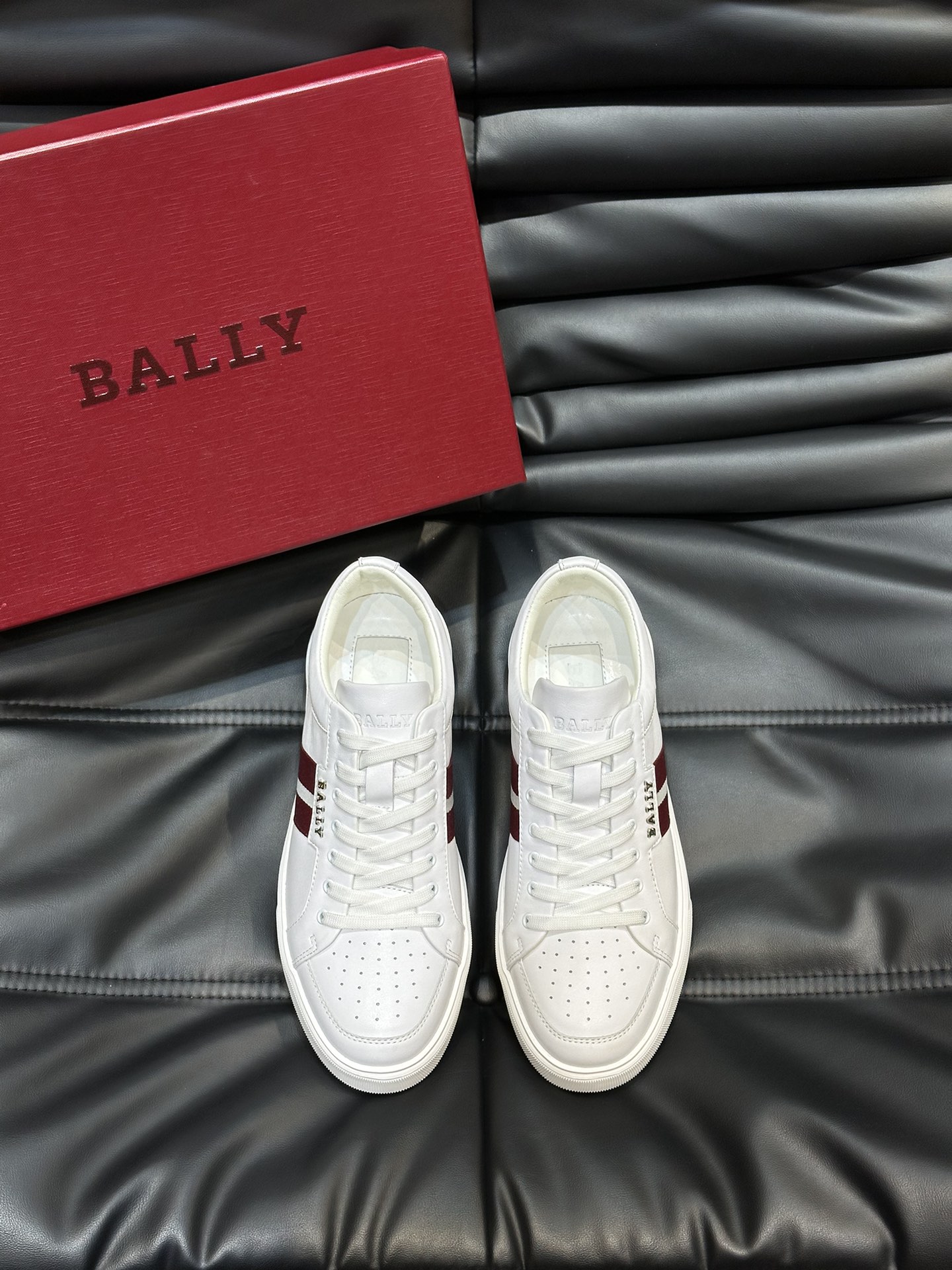 Bally/巴利低帮休闲鞋采用头层牛皮鞋面进口牛皮内里皮质质感细腻光滑有光泽上脚非常轻便舒适Size39