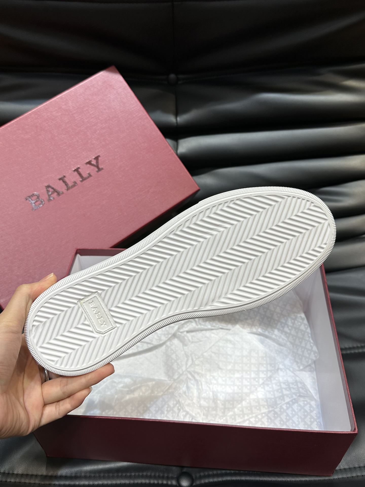 Bally/巴利低帮休闲鞋采用头层牛皮鞋面进口牛皮内里皮质质感细腻光滑有光泽上脚非常轻便舒适Size39