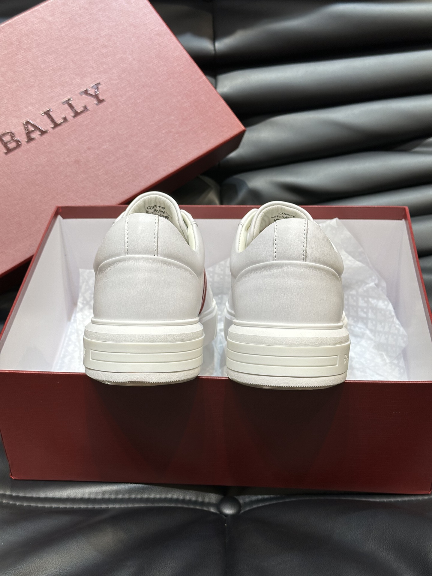 Bally/巴利低帮休闲鞋采用头层牛皮鞋面进口牛皮内里皮质质感细腻光滑有光泽上脚非常轻便舒适Size39