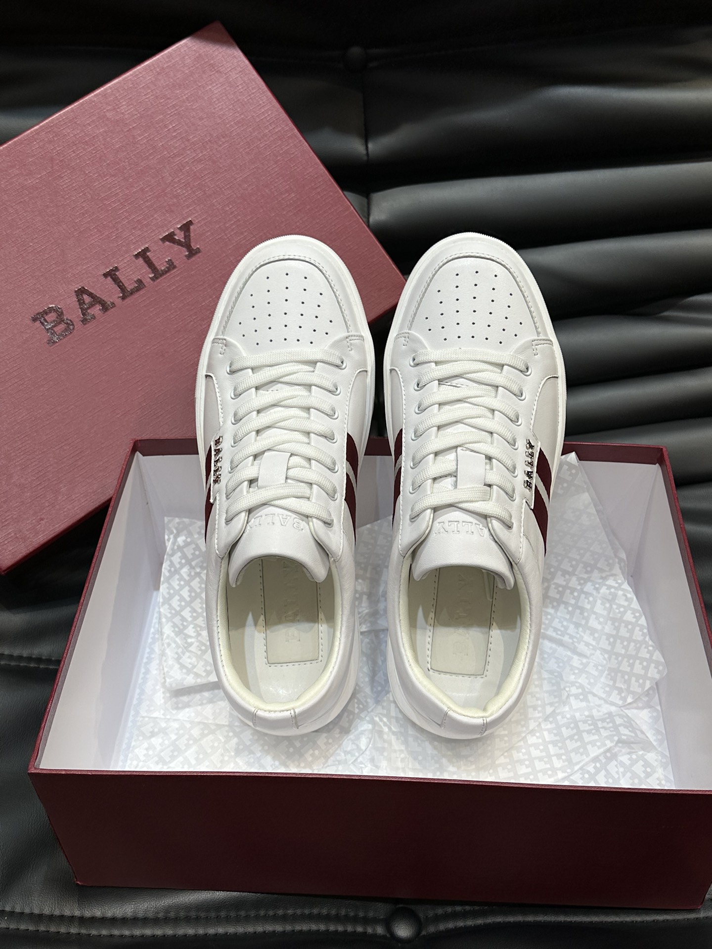 Bally/巴利低帮休闲鞋采用头层牛皮鞋面进口牛皮内里皮质质感细腻光滑有光泽上脚非常轻便舒适Size39