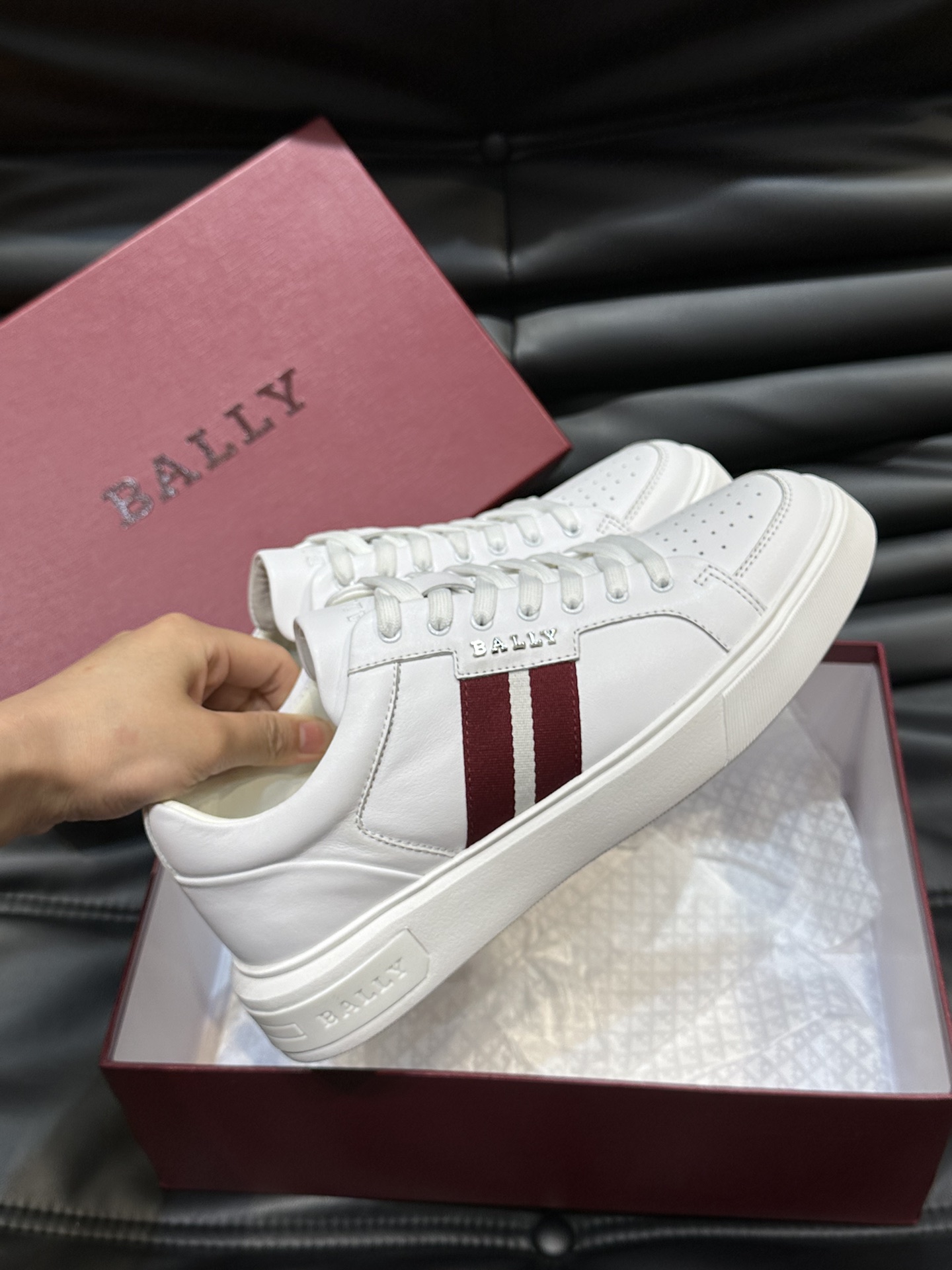 Bally/巴利低帮休闲鞋采用头层牛皮鞋面进口牛皮内里皮质质感细腻光滑有光泽上脚非常轻便舒适Size39