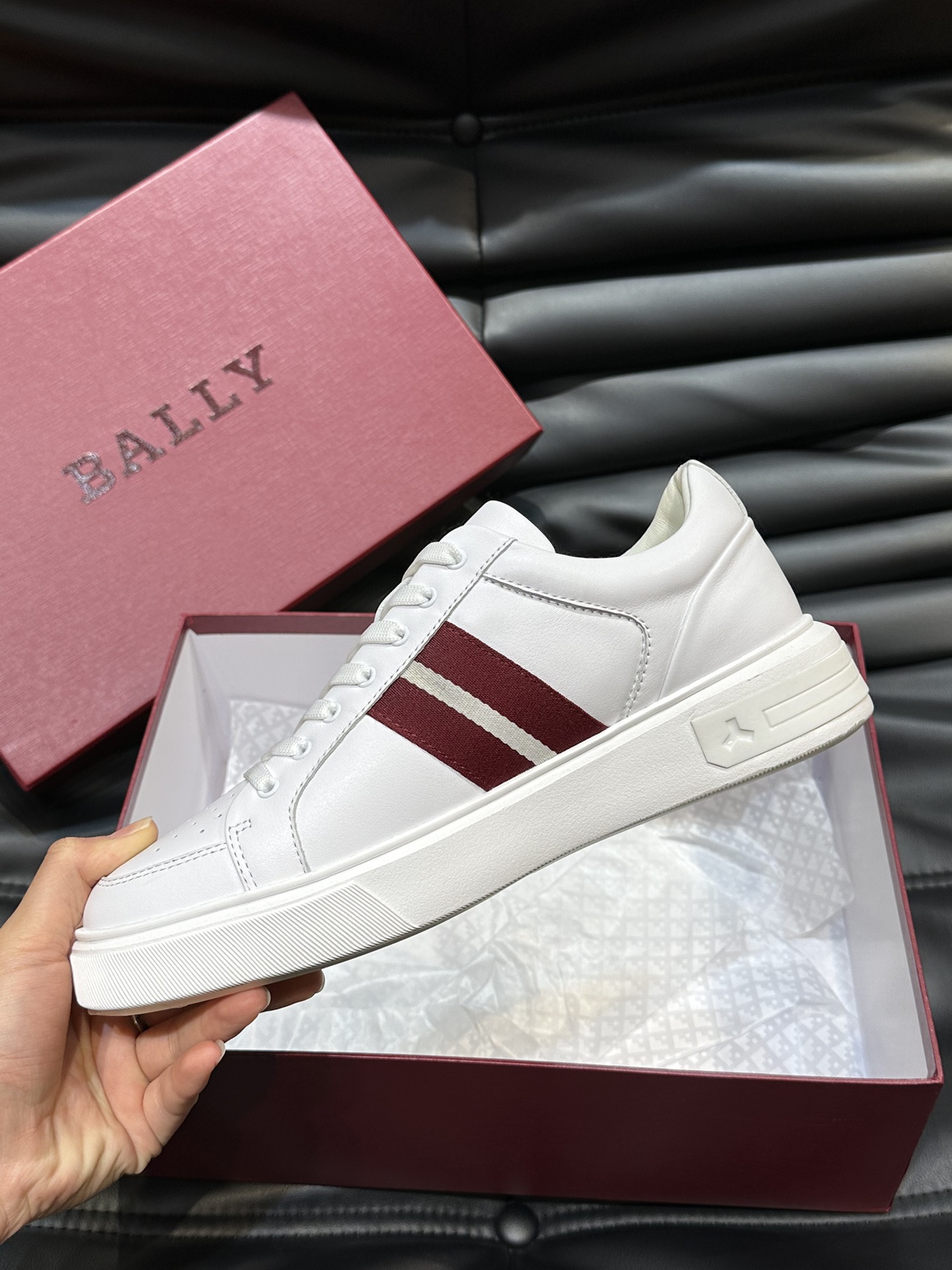 Bally/巴利低帮休闲鞋采用头层牛皮鞋面进口牛皮内里皮质质感细腻光滑有光泽上脚非常轻便舒适Size39