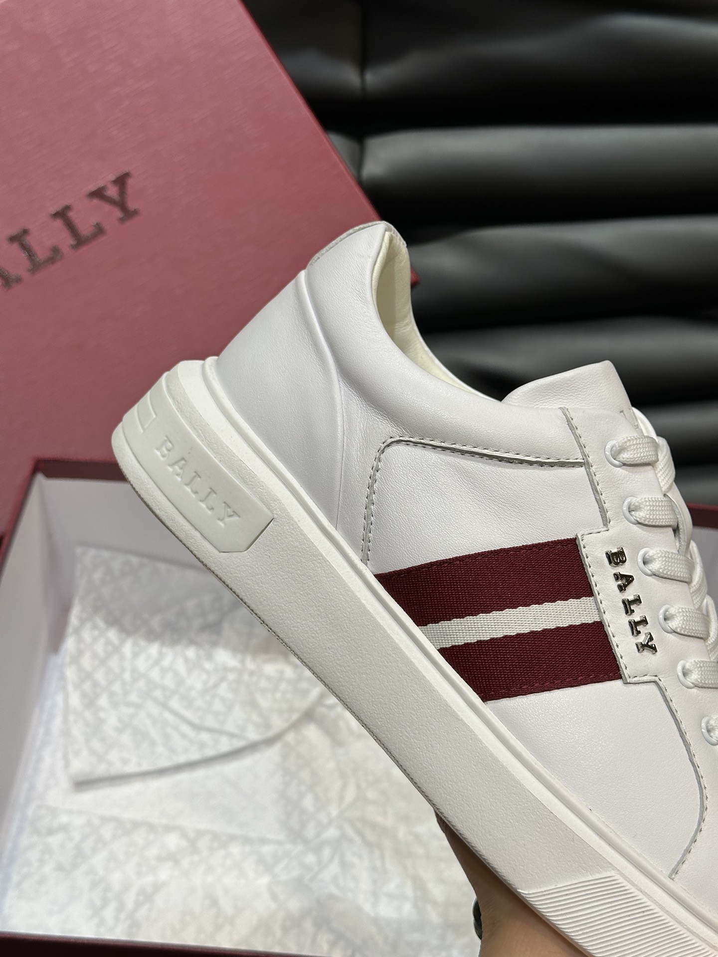 Bally/巴利低帮休闲鞋采用头层牛皮鞋面进口牛皮内里皮质质感细腻光滑有光泽上脚非常轻便舒适Size39