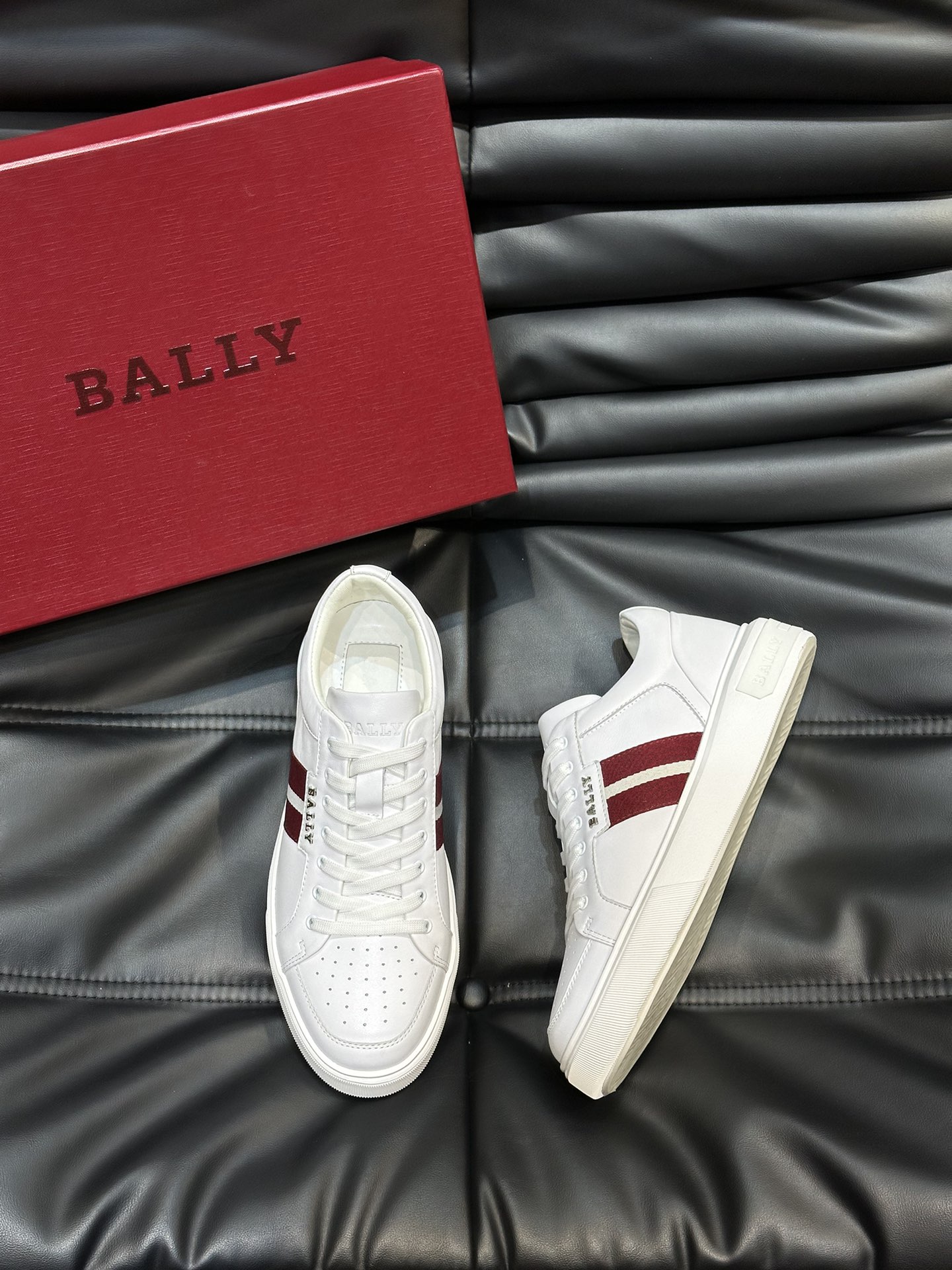 Bally/巴利低帮休闲鞋采用头层牛皮鞋面进口牛皮内里皮质质感细腻光滑有光泽上脚非常轻便舒适Size39