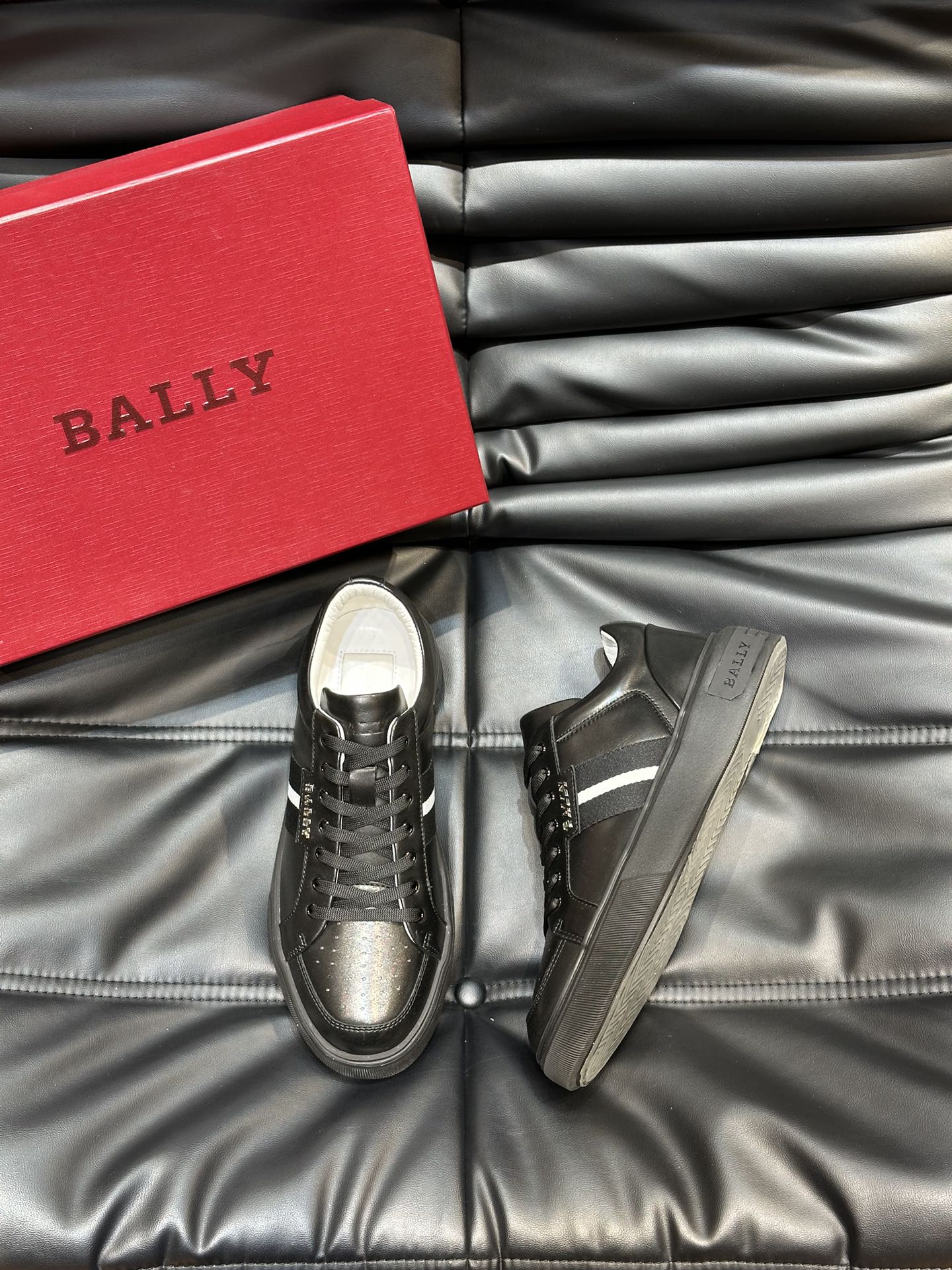 Bally/巴利低帮休闲鞋采用头层牛皮鞋面进口牛皮内里皮质质感细腻光滑有光泽上脚非常轻便舒适Size39