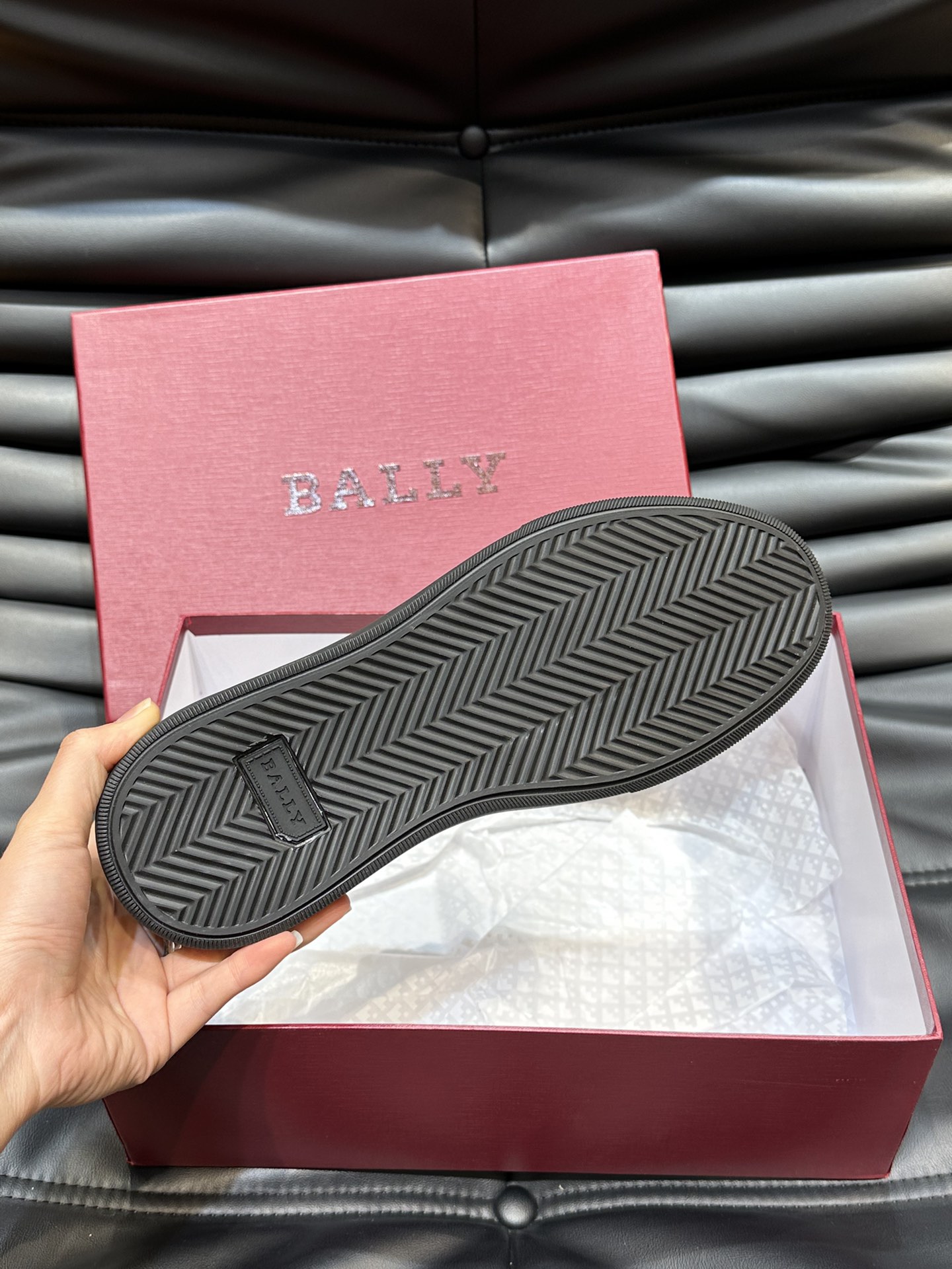 Bally/巴利低帮休闲鞋采用头层牛皮鞋面进口牛皮内里皮质质感细腻光滑有光泽上脚非常轻便舒适Size39