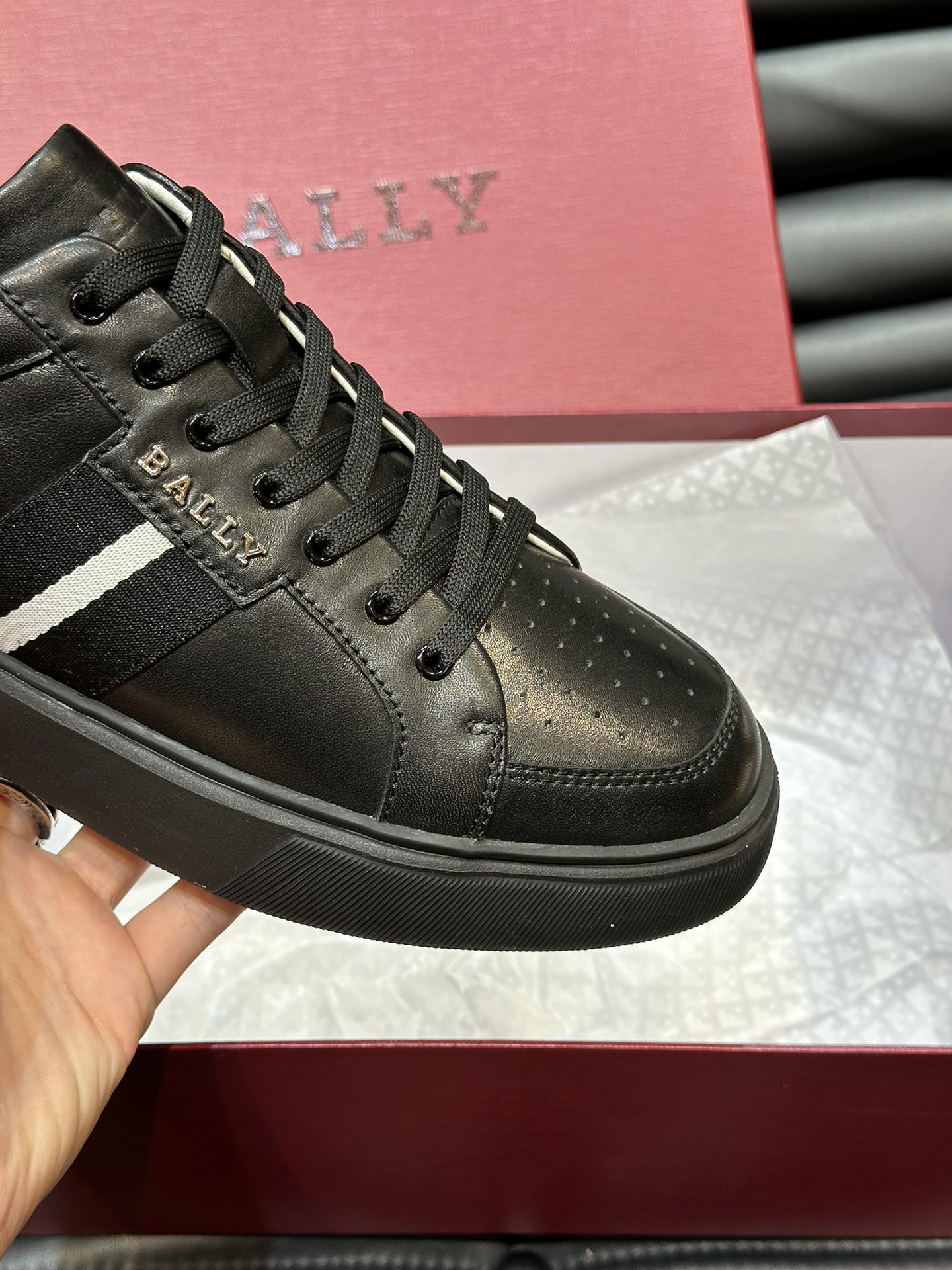 Bally/巴利低帮休闲鞋采用头层牛皮鞋面进口牛皮内里皮质质感细腻光滑有光泽上脚非常轻便舒适Size39