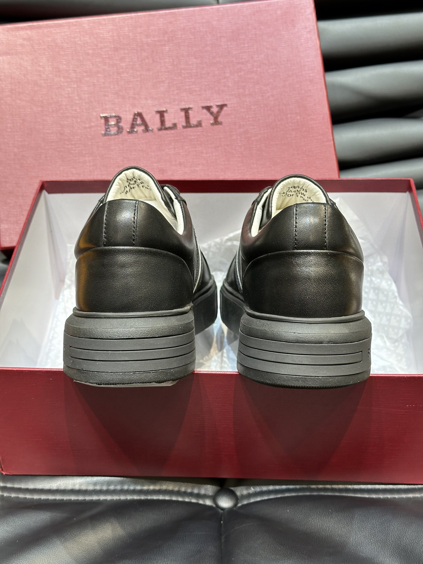 Bally/巴利低帮休闲鞋采用头层牛皮鞋面进口牛皮内里皮质质感细腻光滑有光泽上脚非常轻便舒适Size39