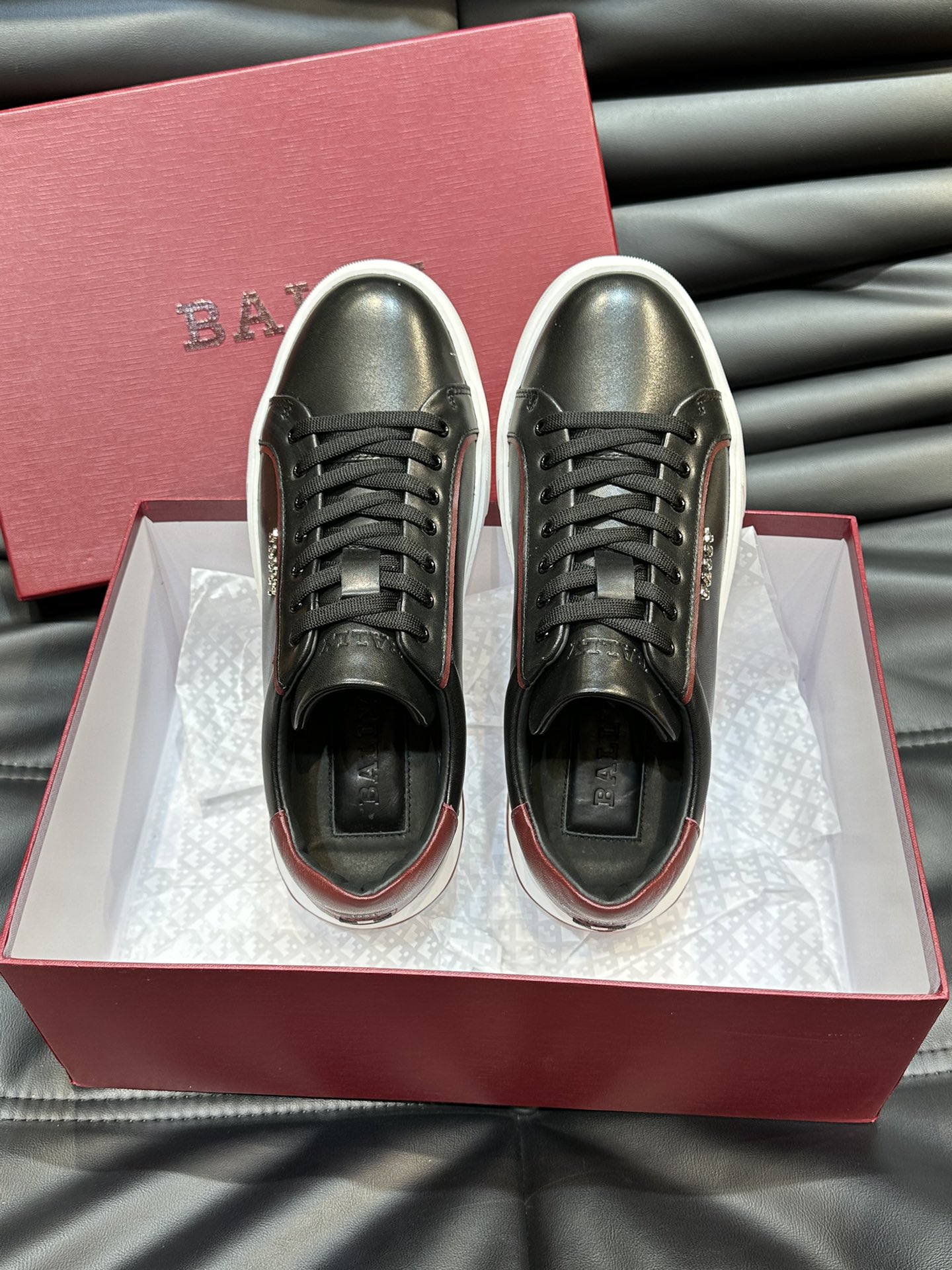 Bally/巴利低帮休闲鞋采用头层牛皮鞋面进口牛皮内里皮质质感细腻光滑有光泽上脚非常轻便舒适Size39