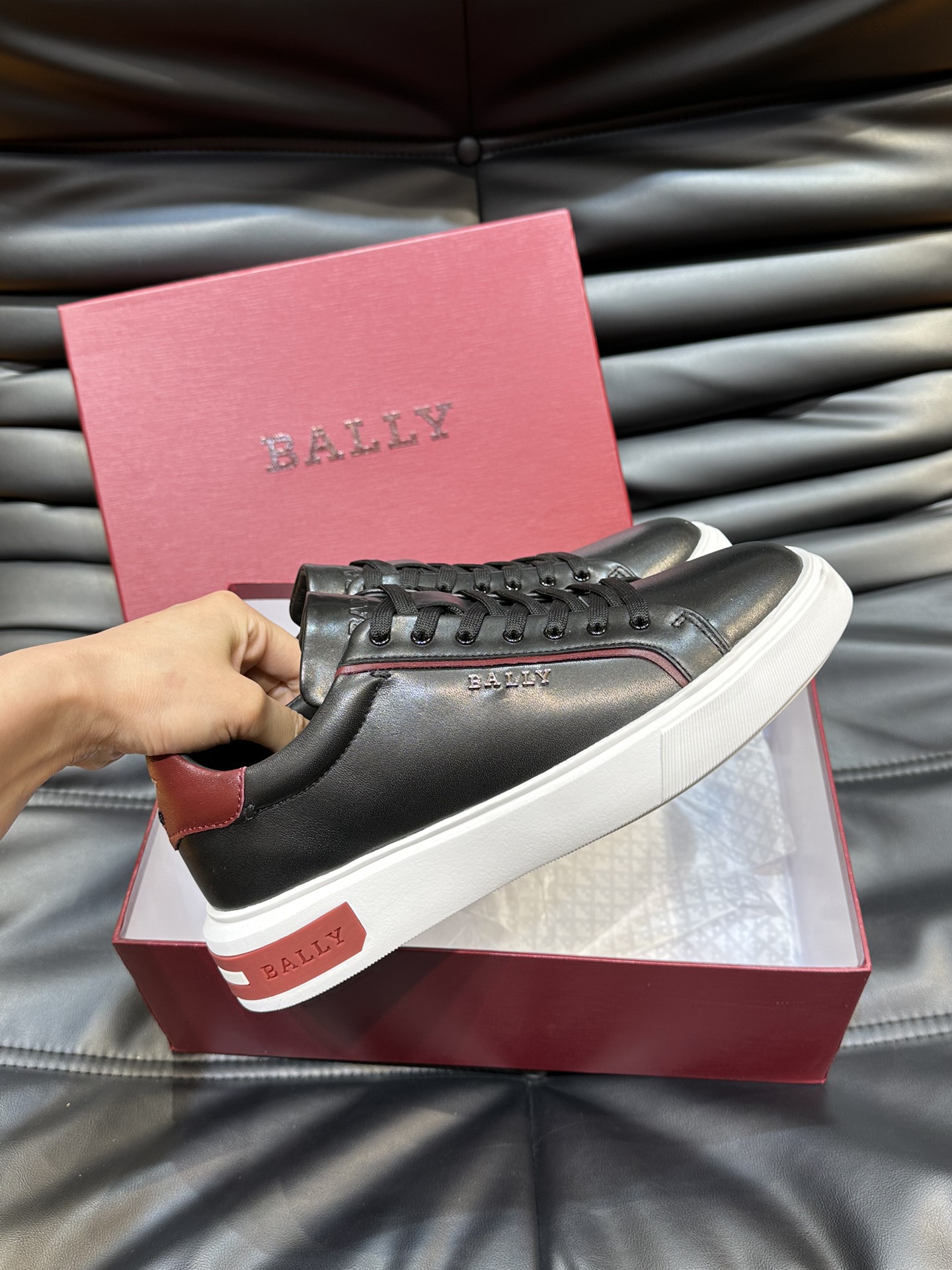 Bally/巴利低帮休闲鞋采用头层牛皮鞋面进口牛皮内里皮质质感细腻光滑有光泽上脚非常轻便舒适Size39